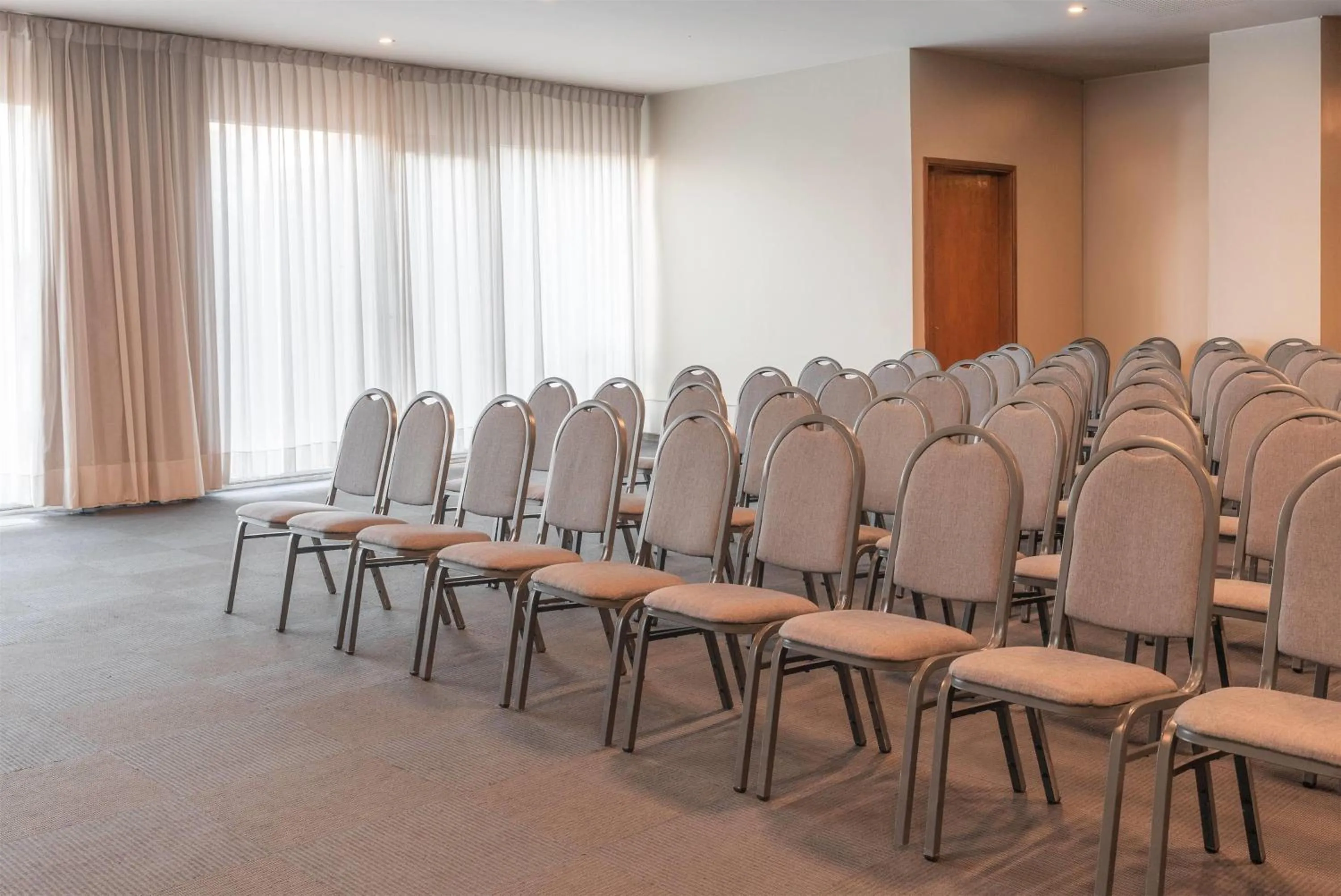 Meeting/conference room in Dazzler by Wyndham Montevideo