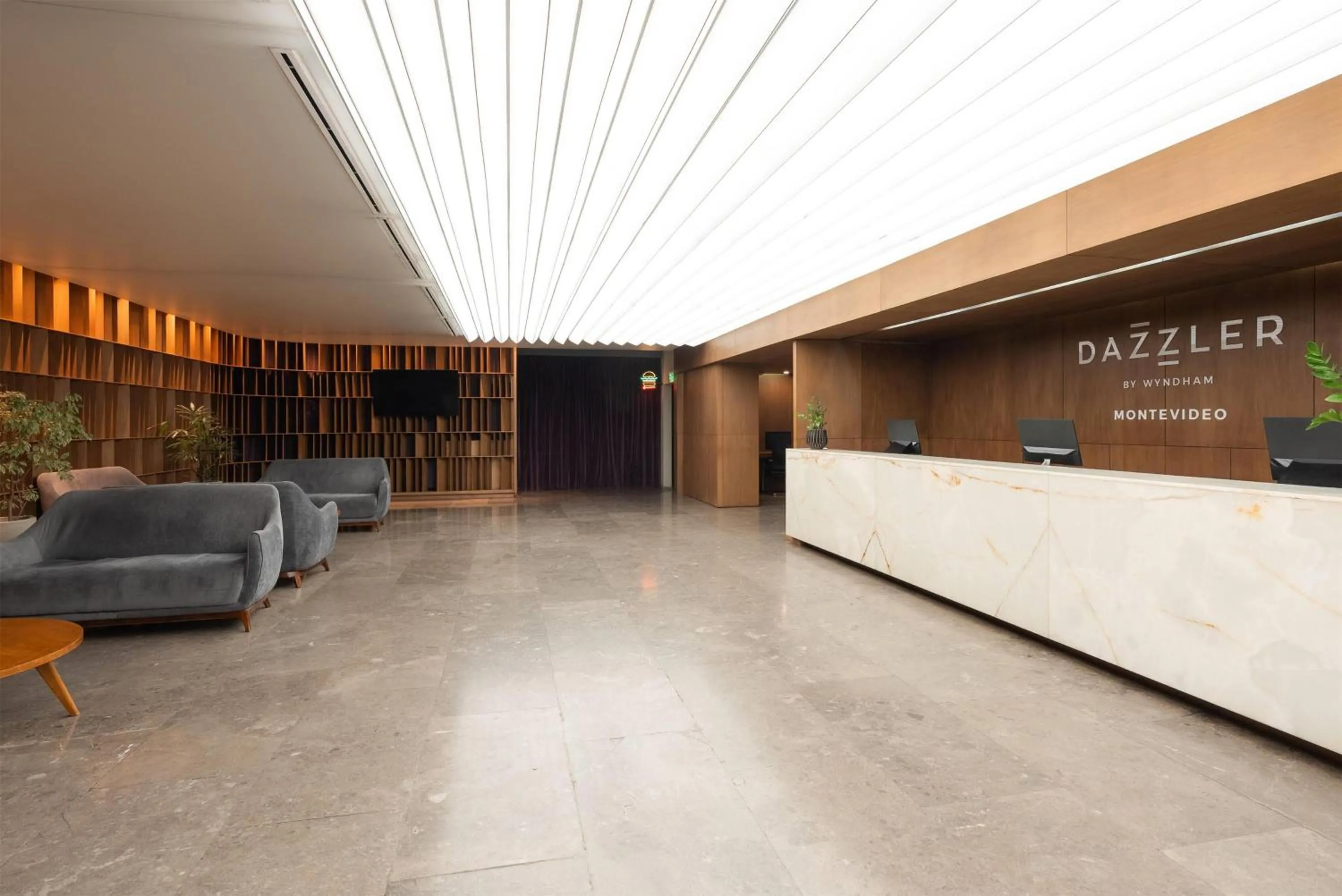 Lobby or reception in Dazzler by Wyndham Montevideo