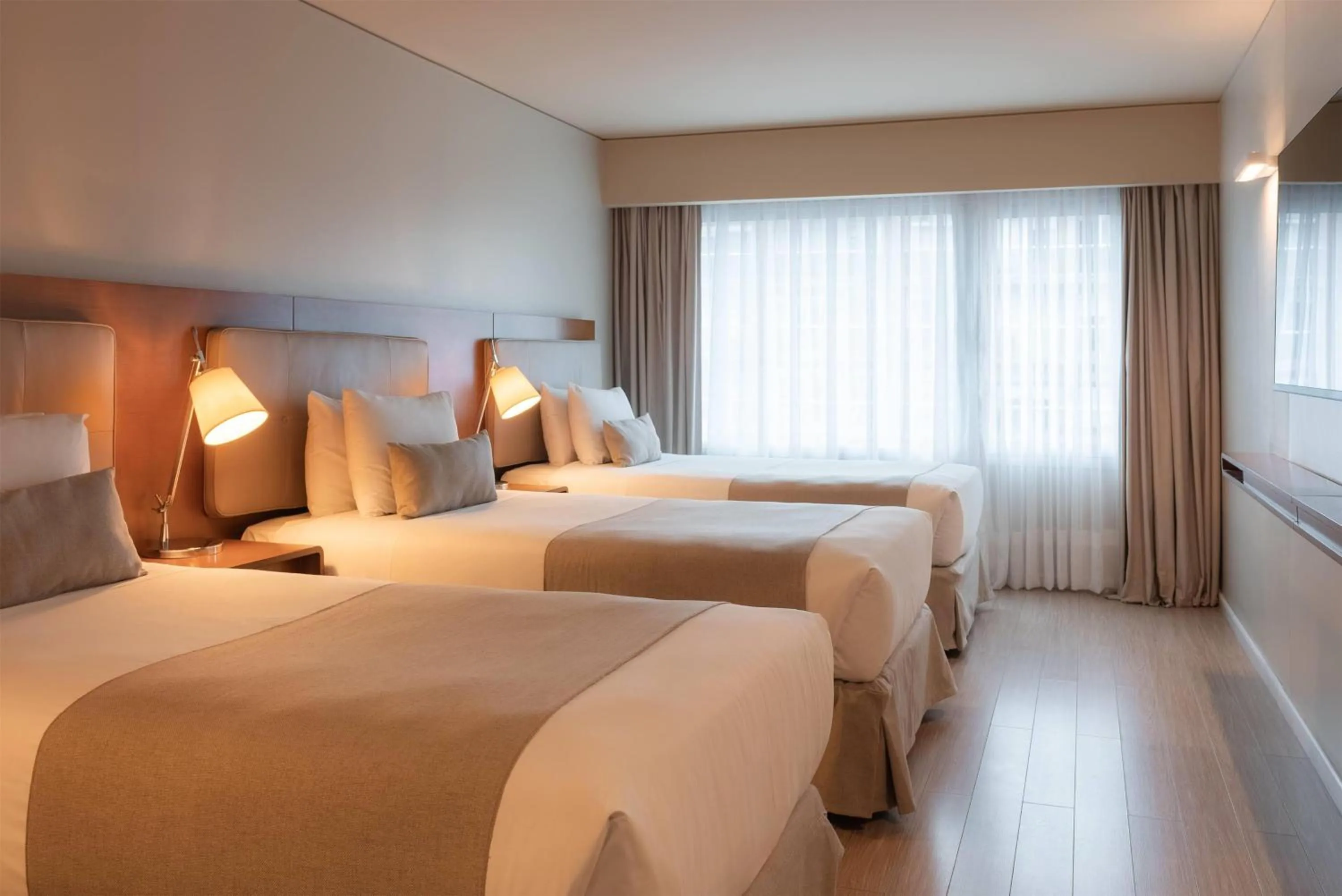 Photo of the whole room, Bed in Dazzler by Wyndham Montevideo