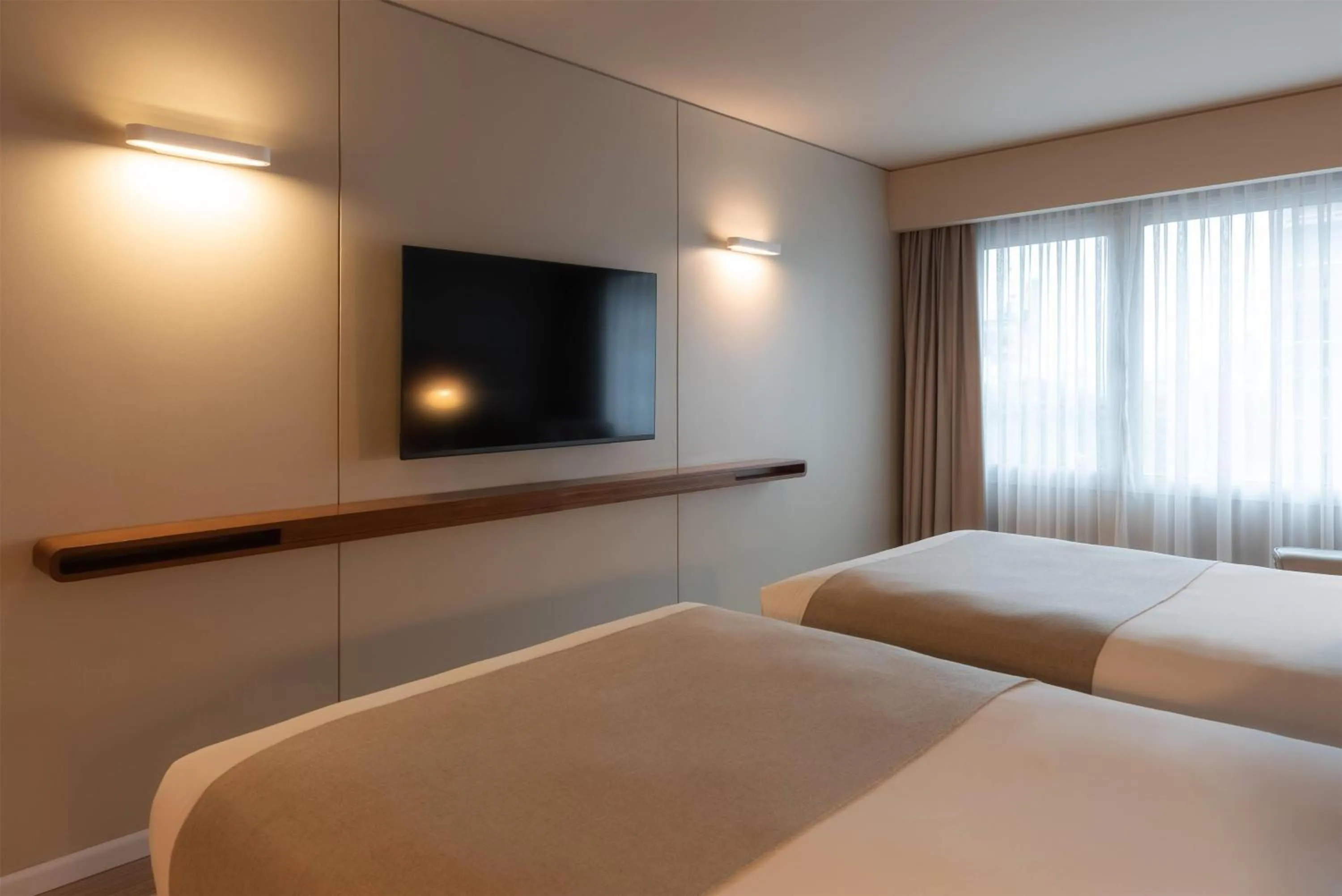 Photo of the whole room, Bed in Dazzler by Wyndham Montevideo