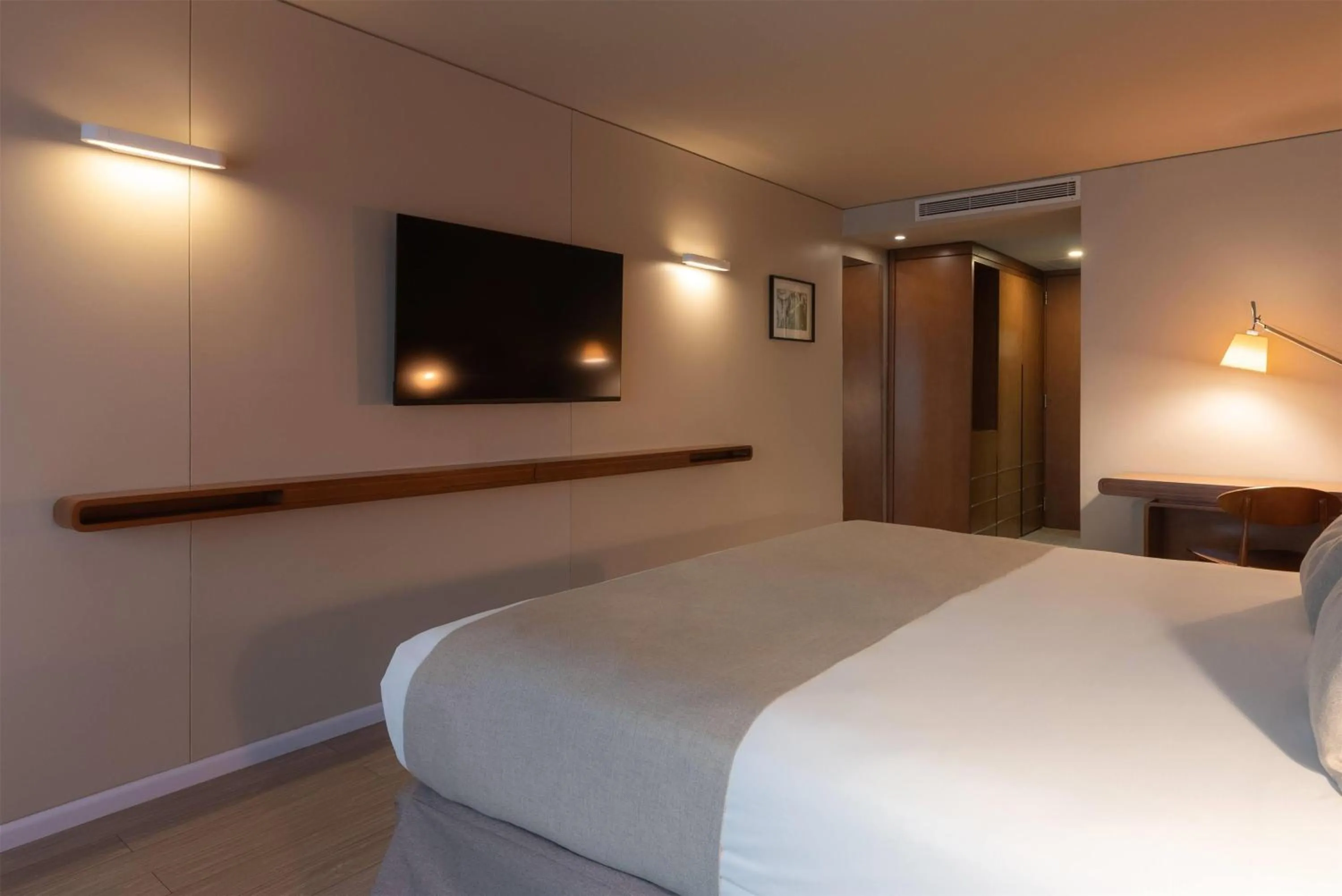 Photo of the whole room, Bed in Dazzler by Wyndham Montevideo