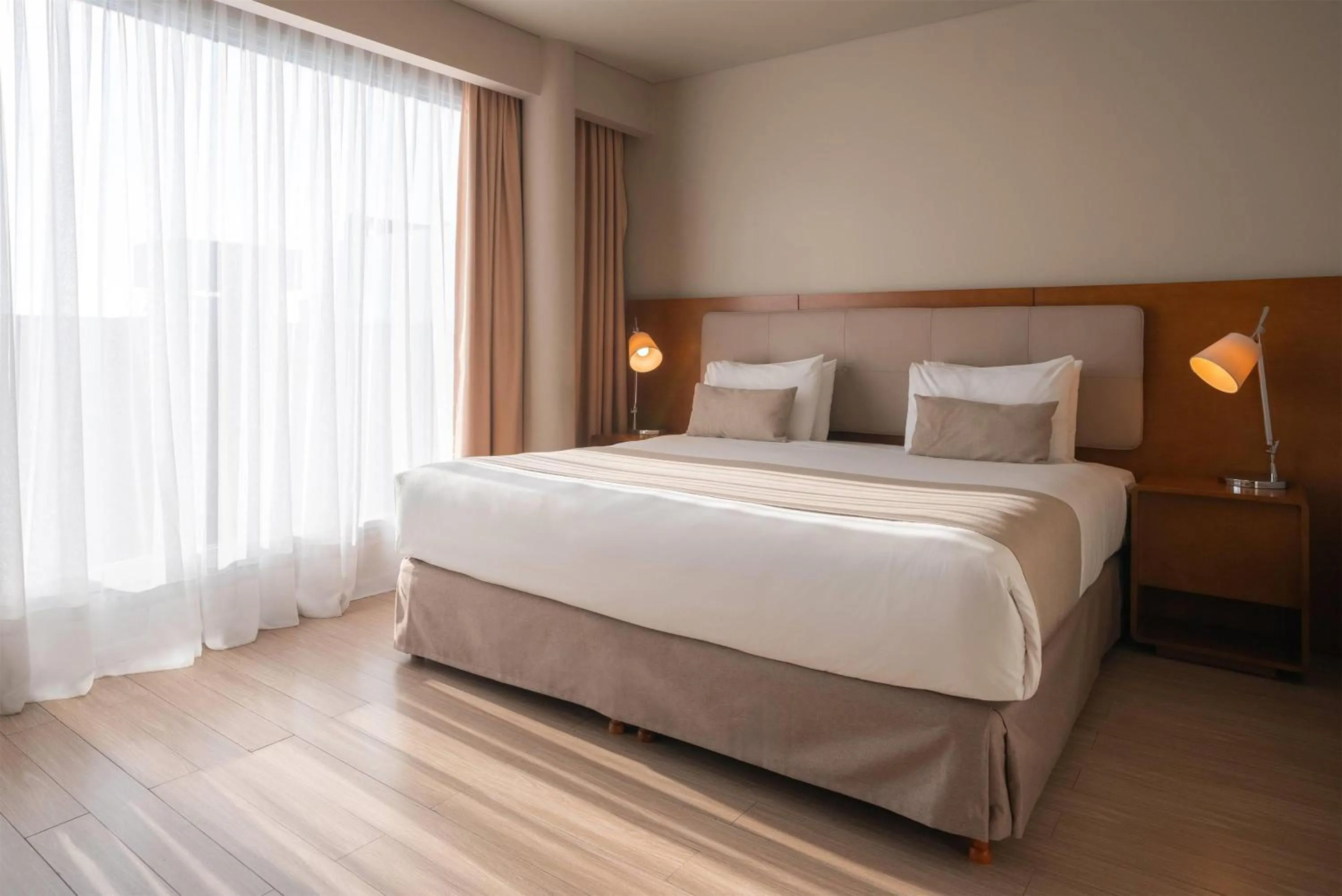 Photo of the whole room, Bed in Dazzler by Wyndham Montevideo