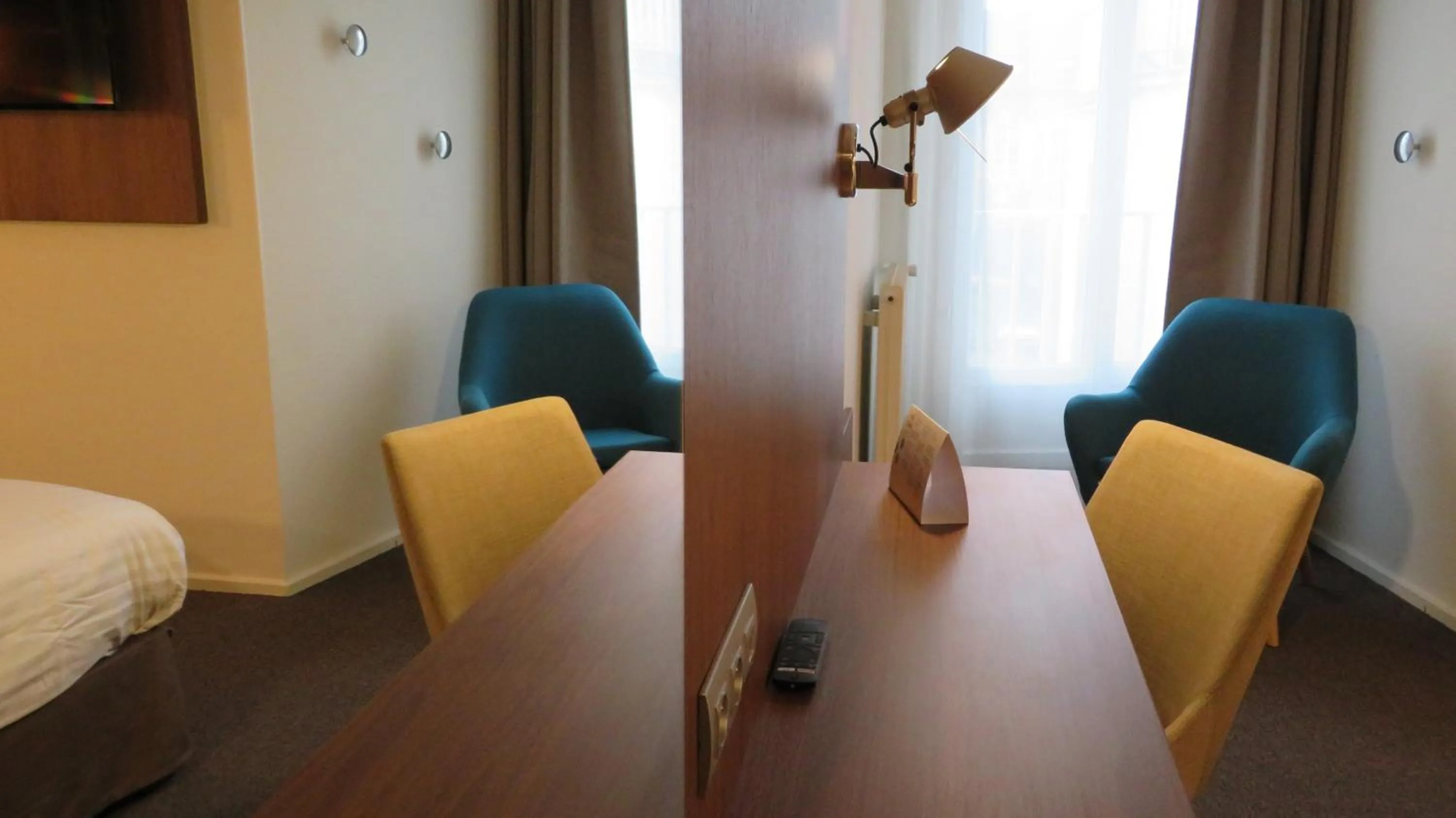 Bedroom in Campanile Chartres Centre - Gare - Cathédrale