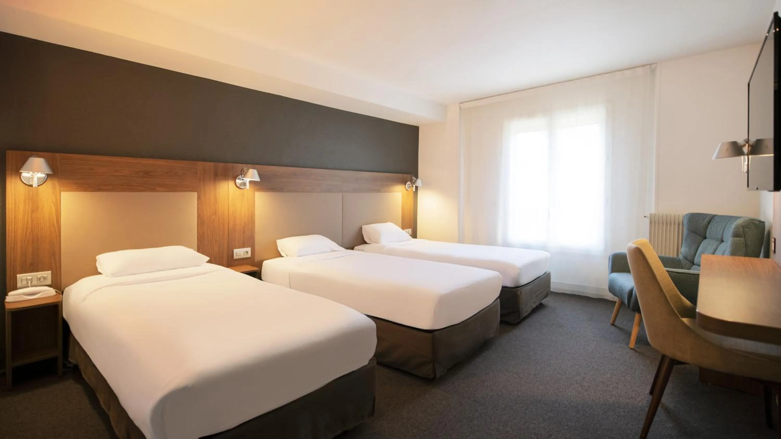 Bedroom, Bed in Campanile Chartres Centre - Gare - Cathédrale