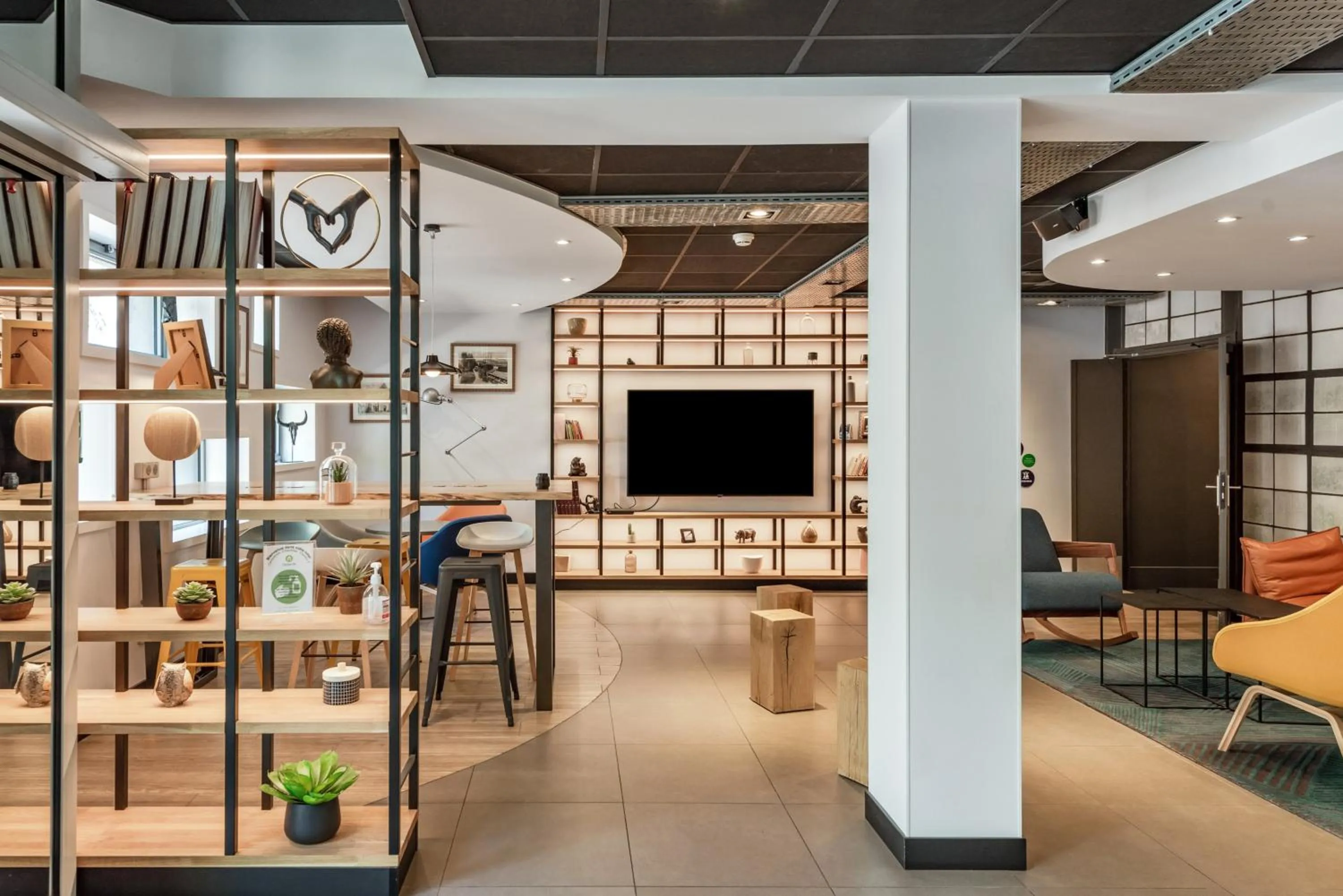 Lobby or reception in Campanile Chartres Centre - Gare - Cathédrale