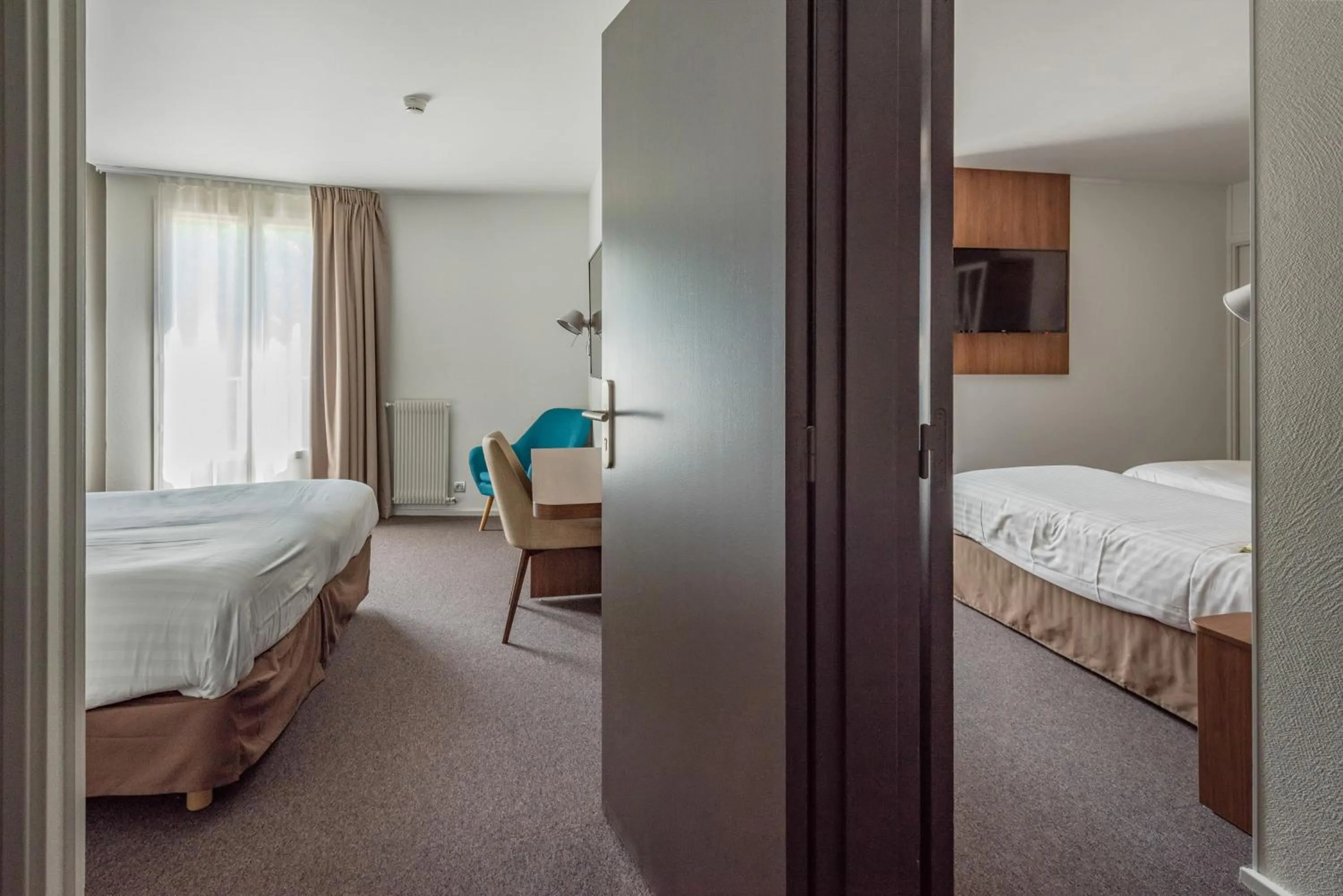 Bathroom, Bed in Campanile Chartres Centre - Gare - Cathédrale