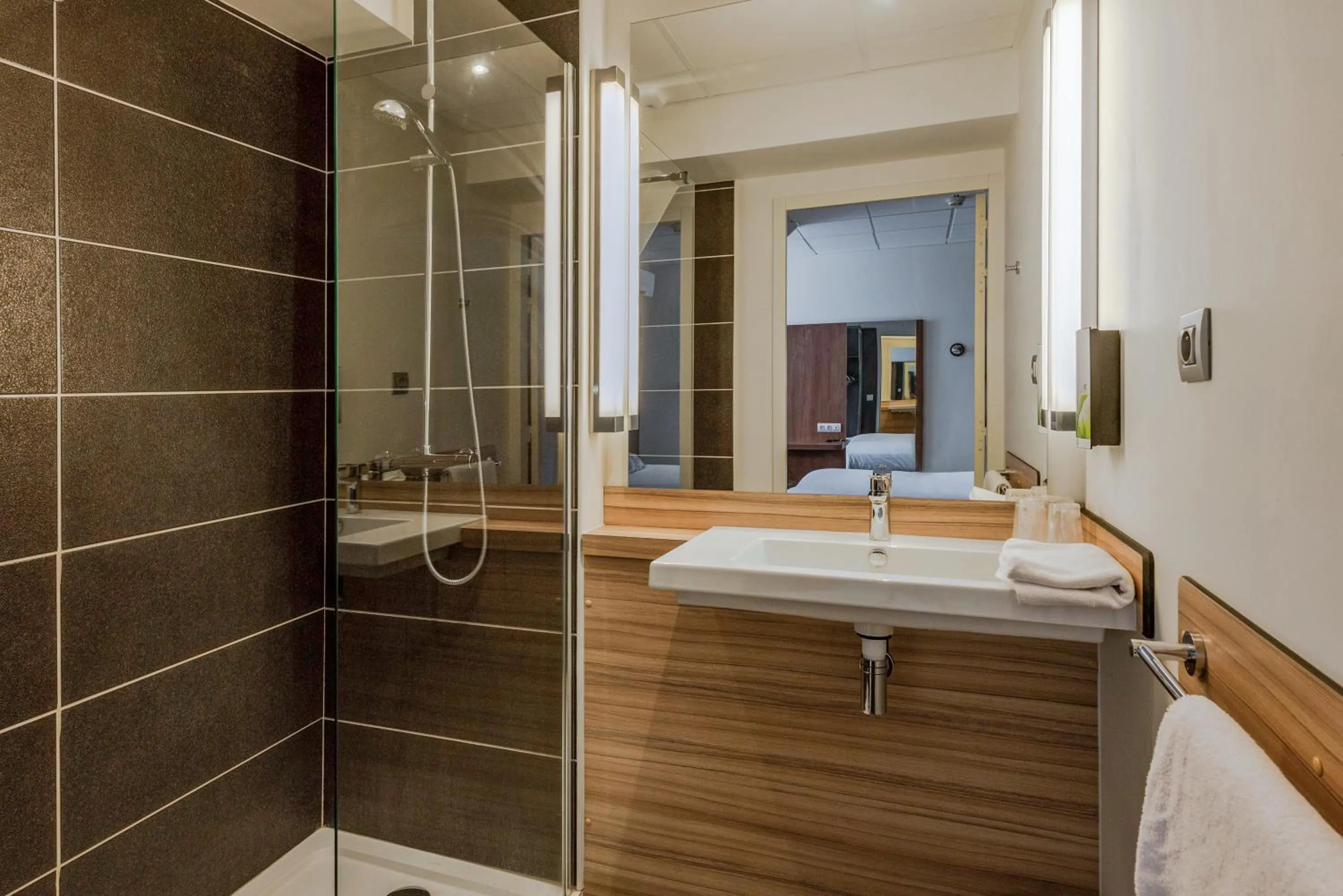 Shower in Campanile Chartres Centre - Gare - Cathédrale