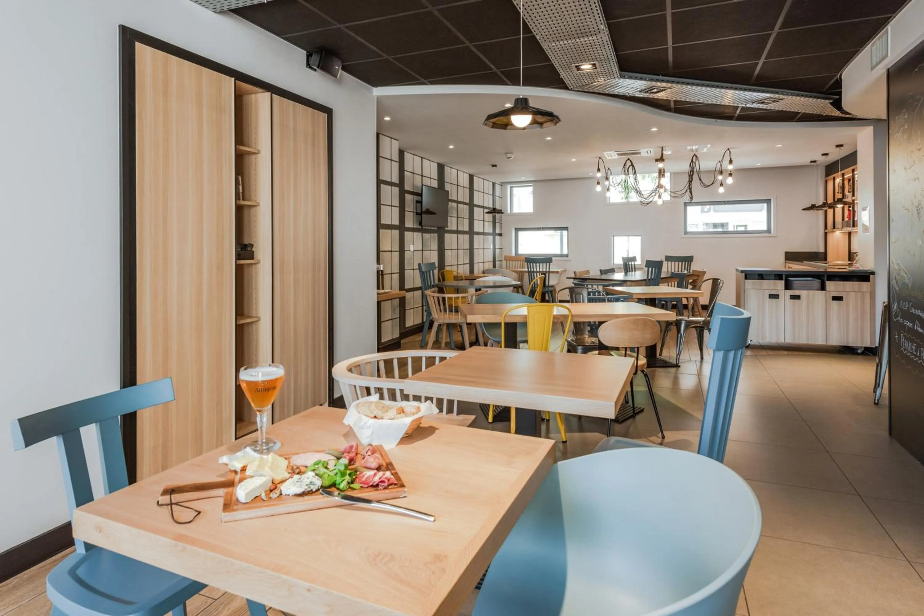 Lounge or bar in Campanile Chartres Centre - Gare - Cathédrale