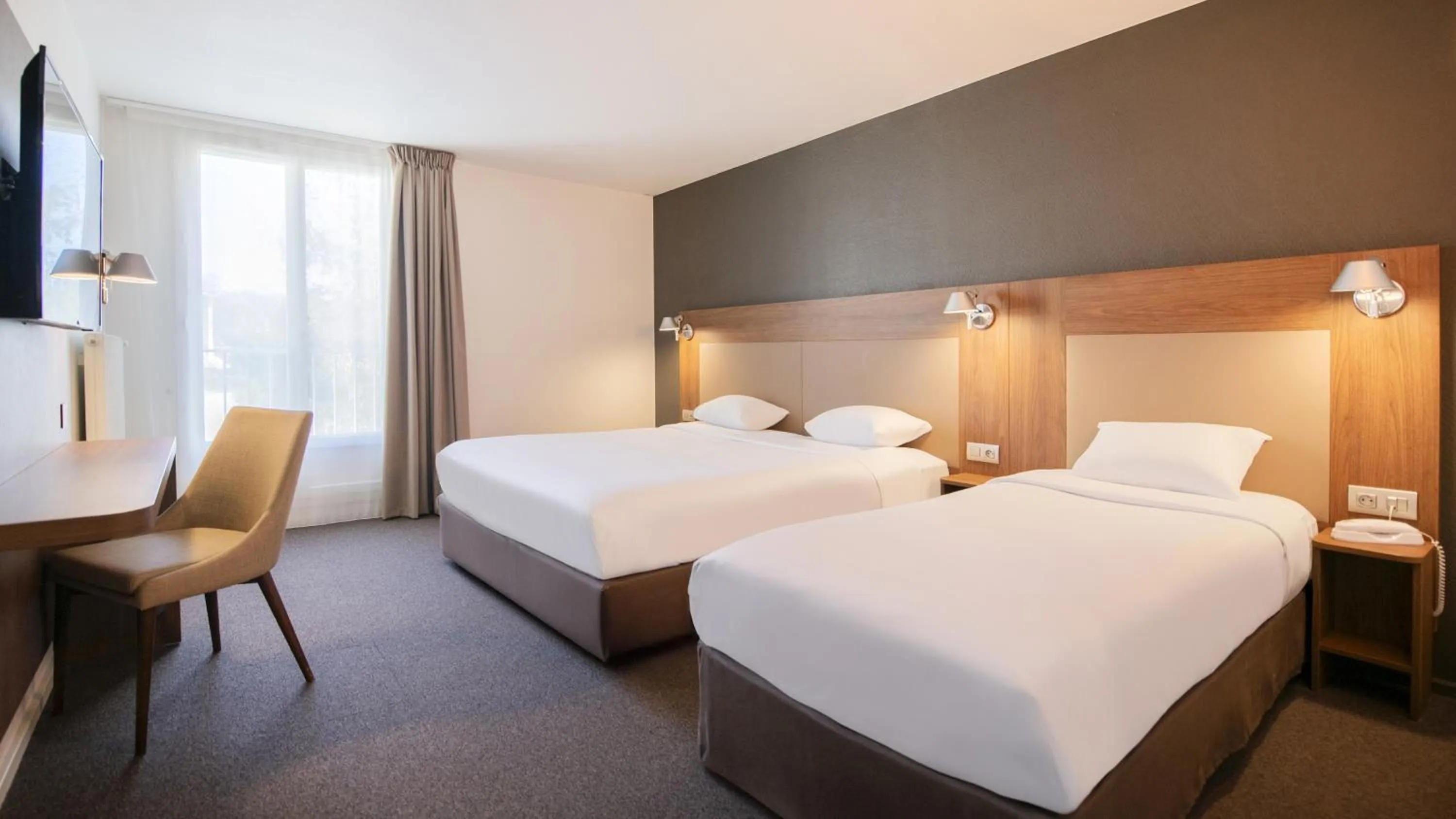 Photo of the whole room, Bed in Campanile Chartres Centre - Gare - Cathédrale