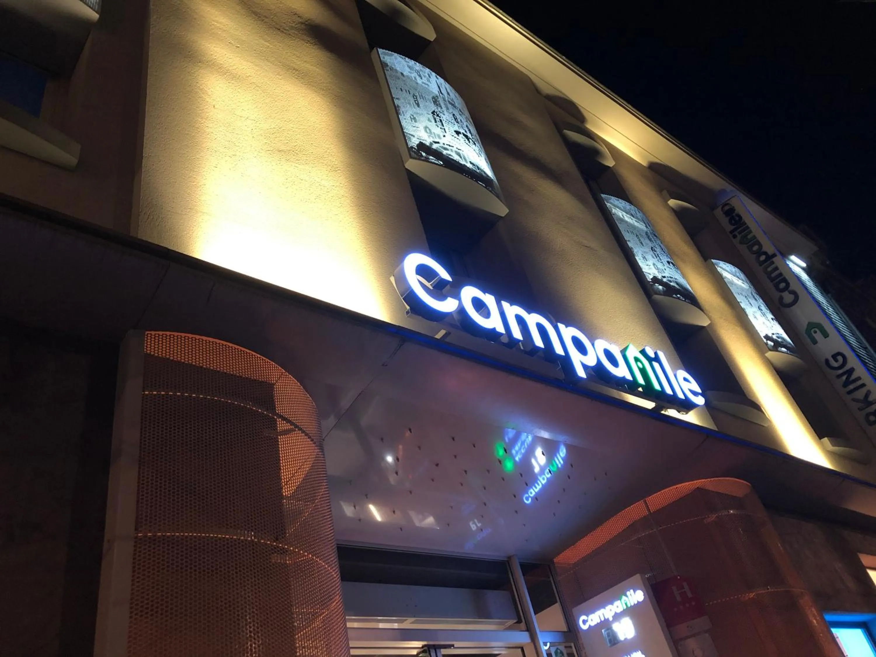 Facade/entrance in Campanile Chartres Centre - Gare - Cathédrale