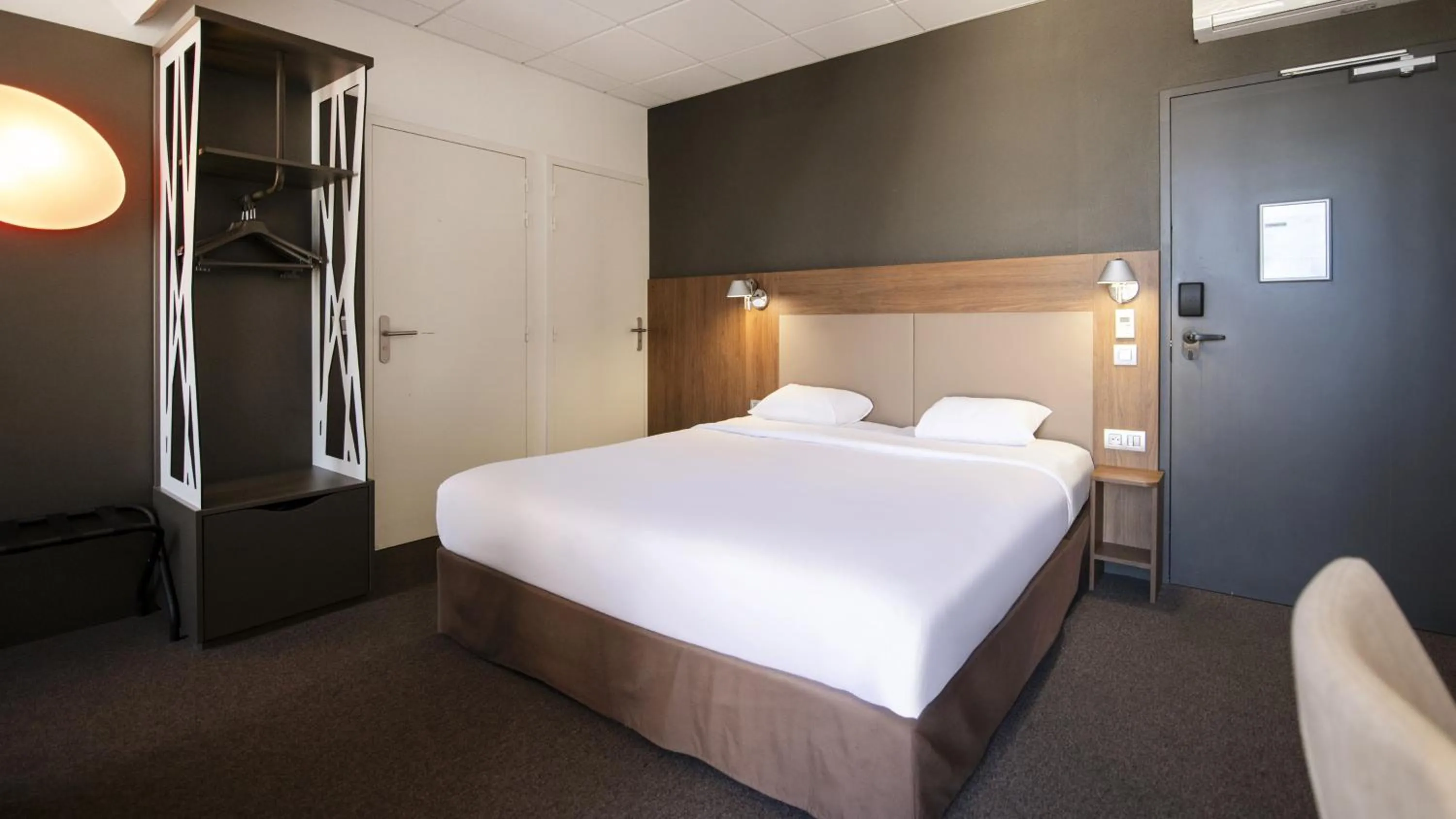 Bedroom, Bed in Campanile Chartres Centre - Gare - Cathédrale