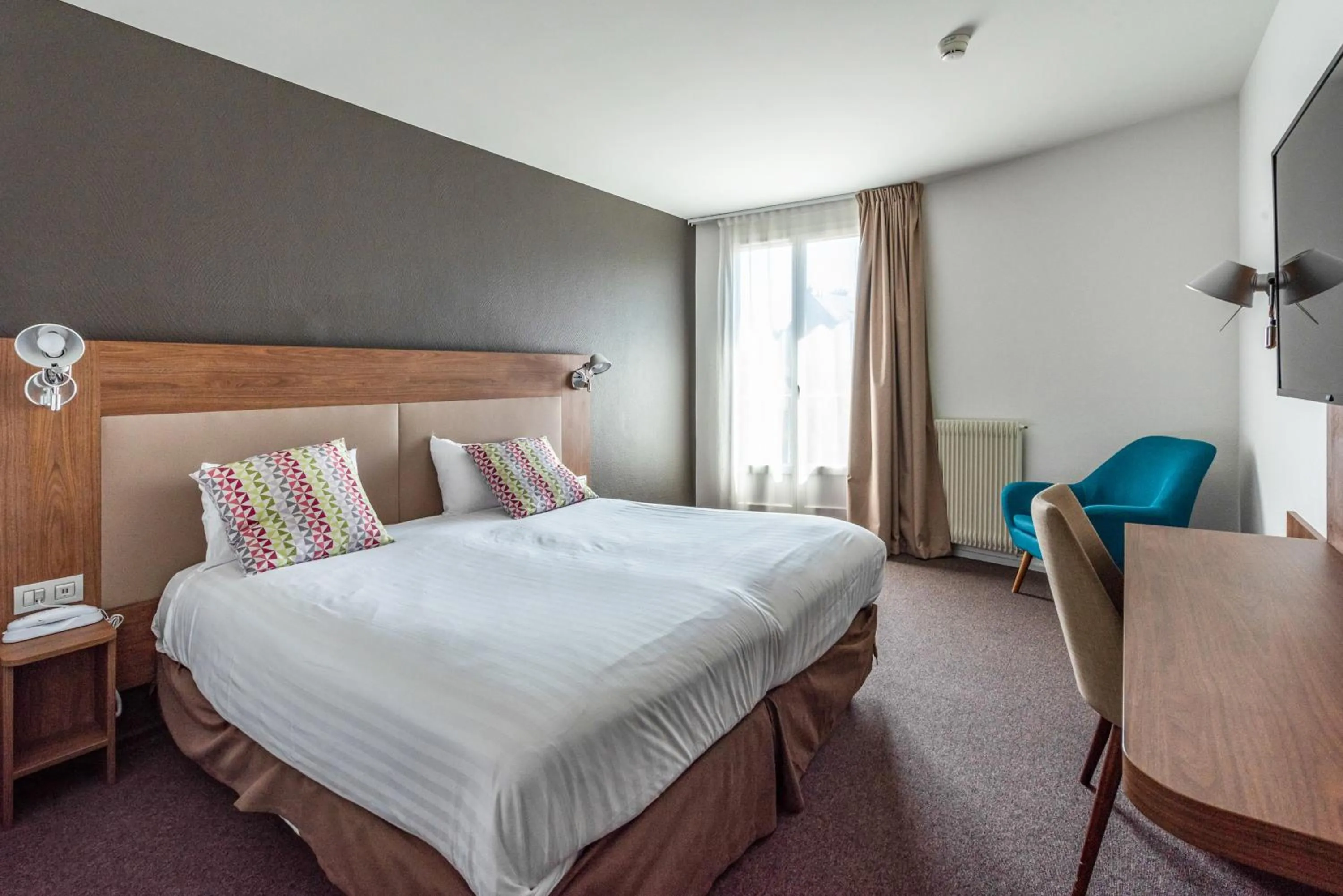 Photo of the whole room, Bed in Campanile Chartres Centre - Gare - Cathédrale