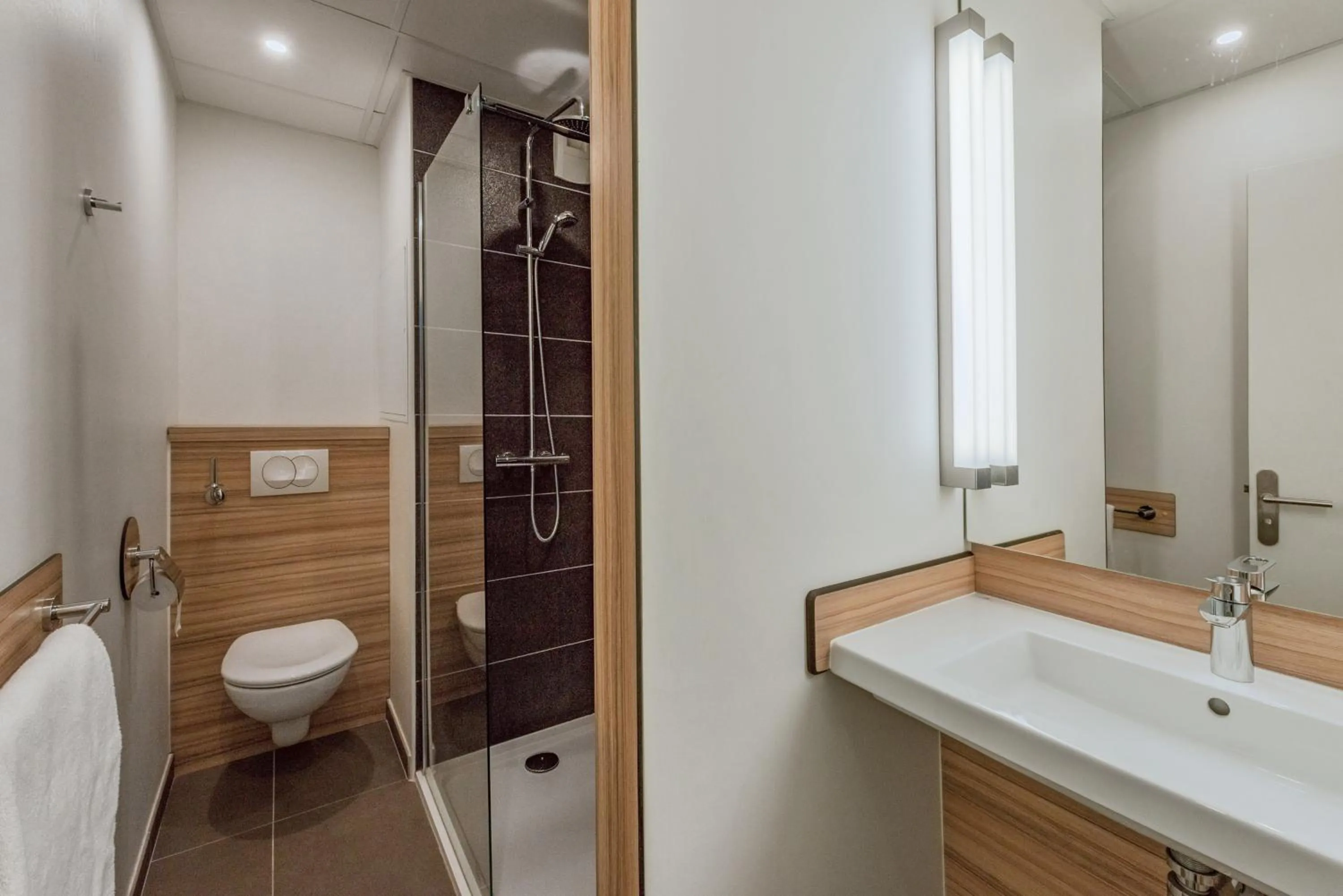 Shower in Campanile Chartres Centre - Gare - Cathédrale