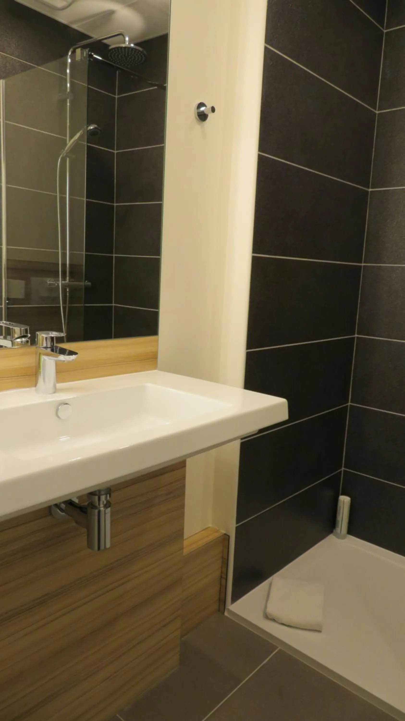 Bathroom in Campanile Chartres Centre - Gare - Cathédrale