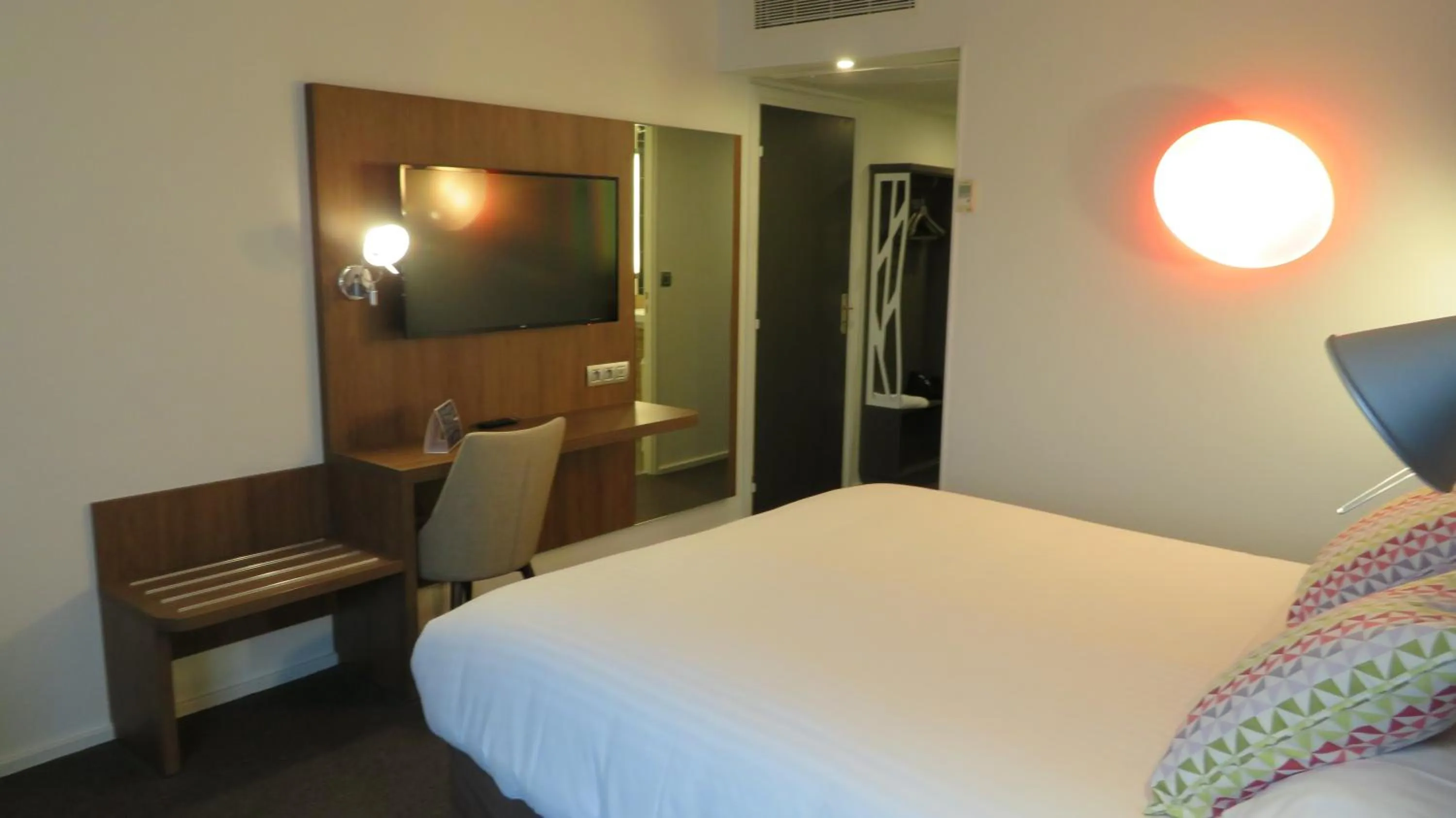 Bedroom, Bed in Campanile Chartres Centre - Gare - Cathédrale