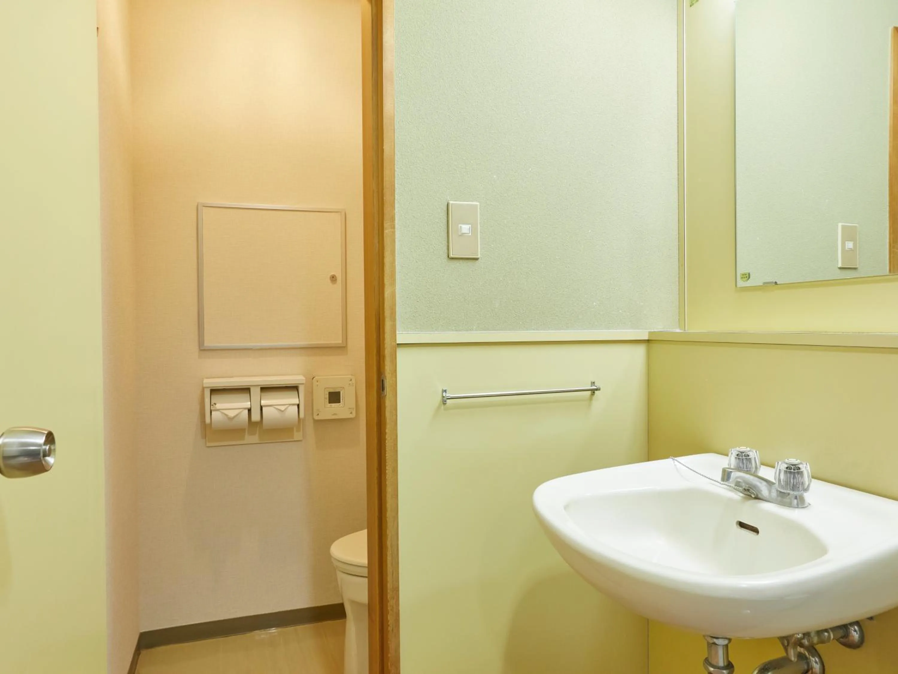 Toilet in KAMENOI HOTEL Kitsuregawa