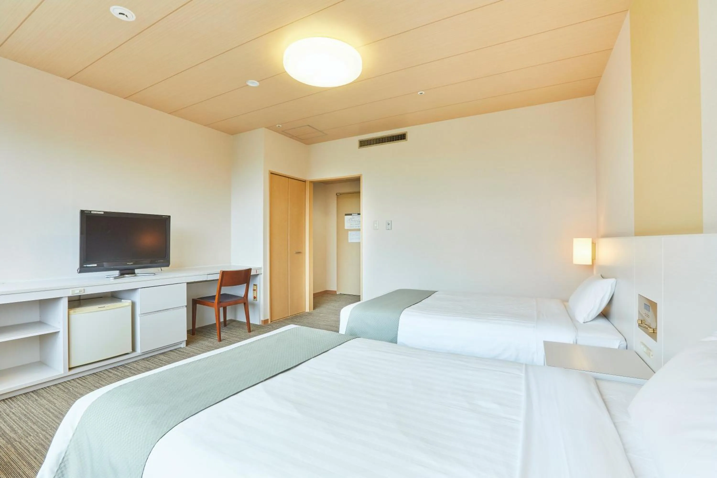 Photo of the whole room, Bed in KAMENOI HOTEL Kitsuregawa