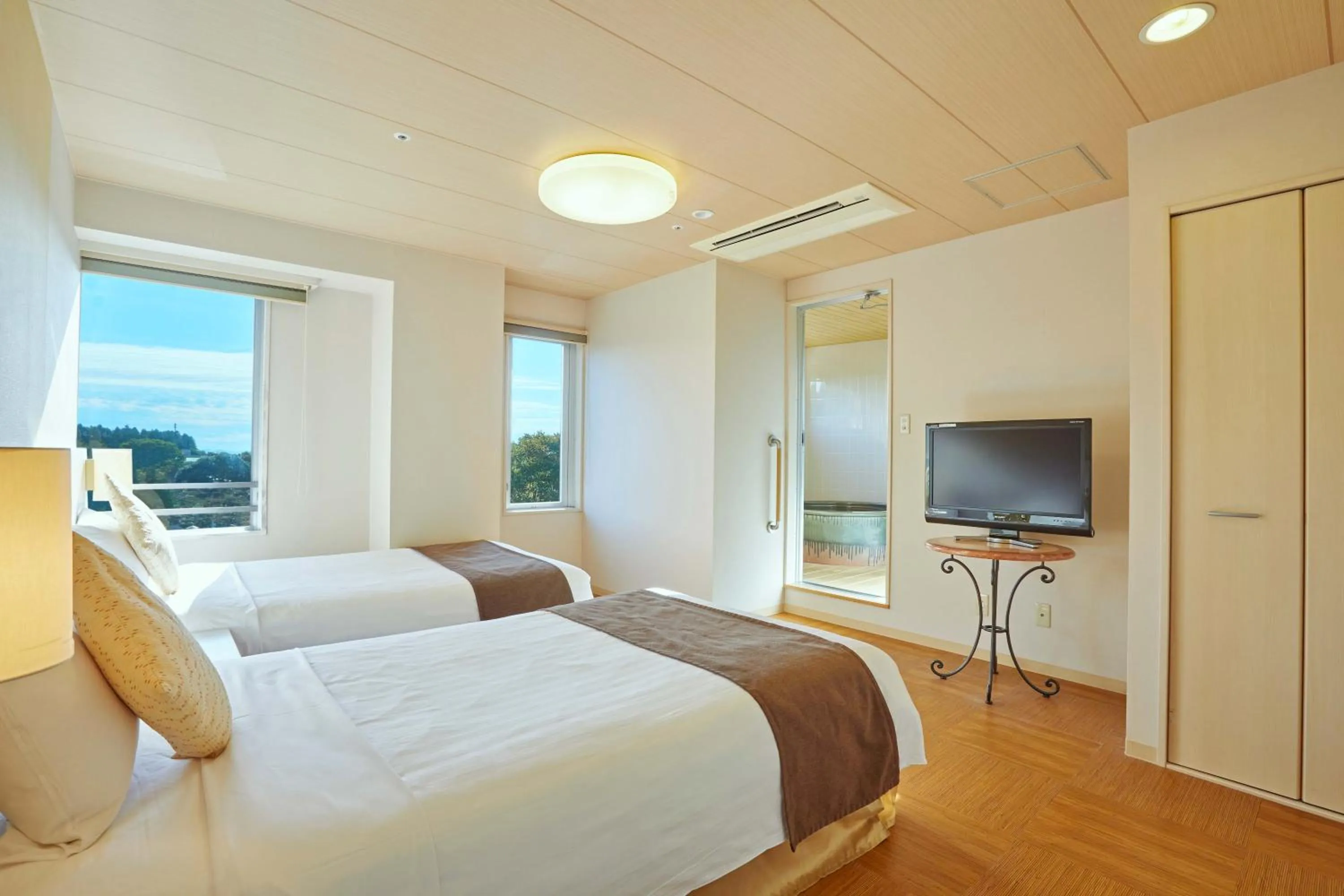 Photo of the whole room, Bed in KAMENOI HOTEL Kitsuregawa