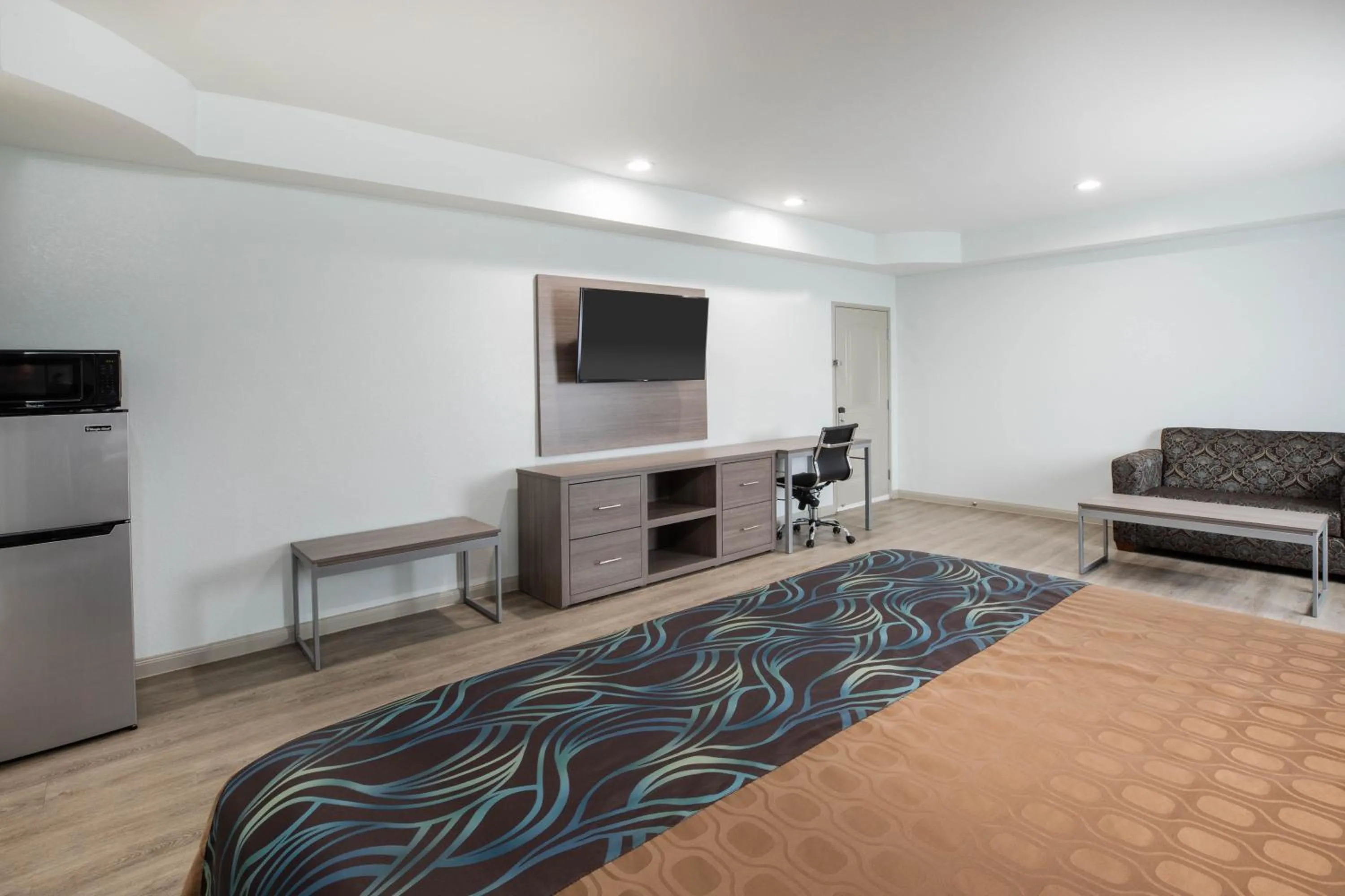 Bedroom, Bed in Super 8 by Wyndham Humble Houston Fallcreek