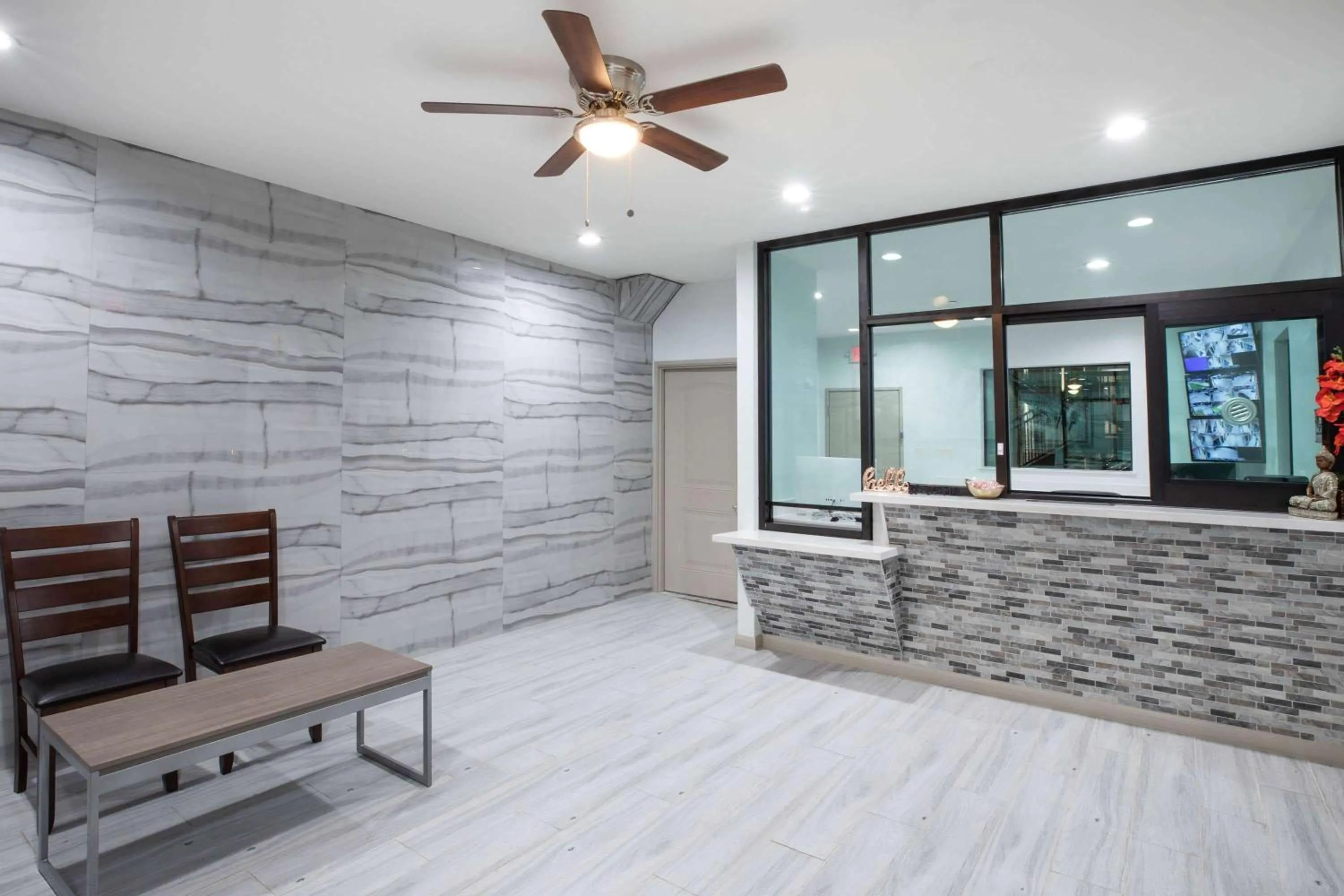 Lobby or reception in Super 8 by Wyndham Humble Houston Fallcreek