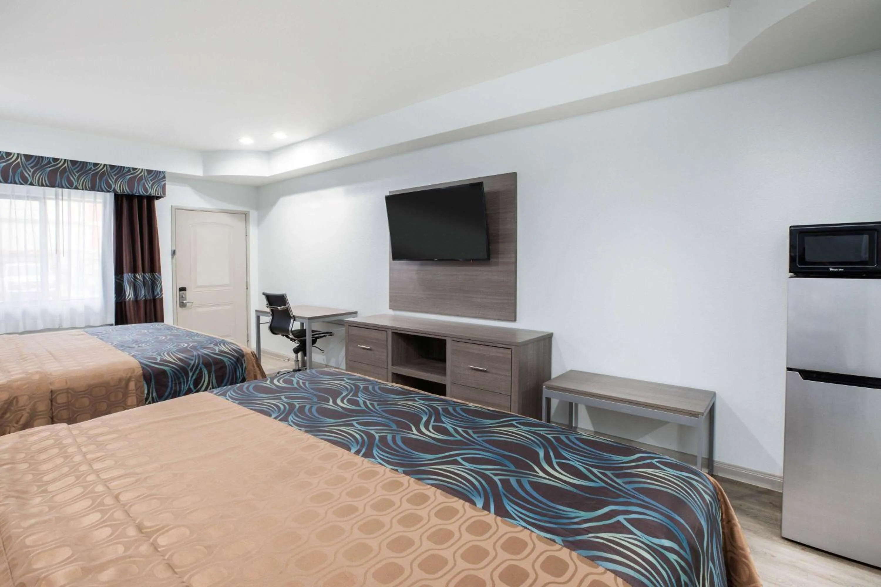 Photo of the whole room, Bed in Super 8 by Wyndham Humble Houston Fallcreek