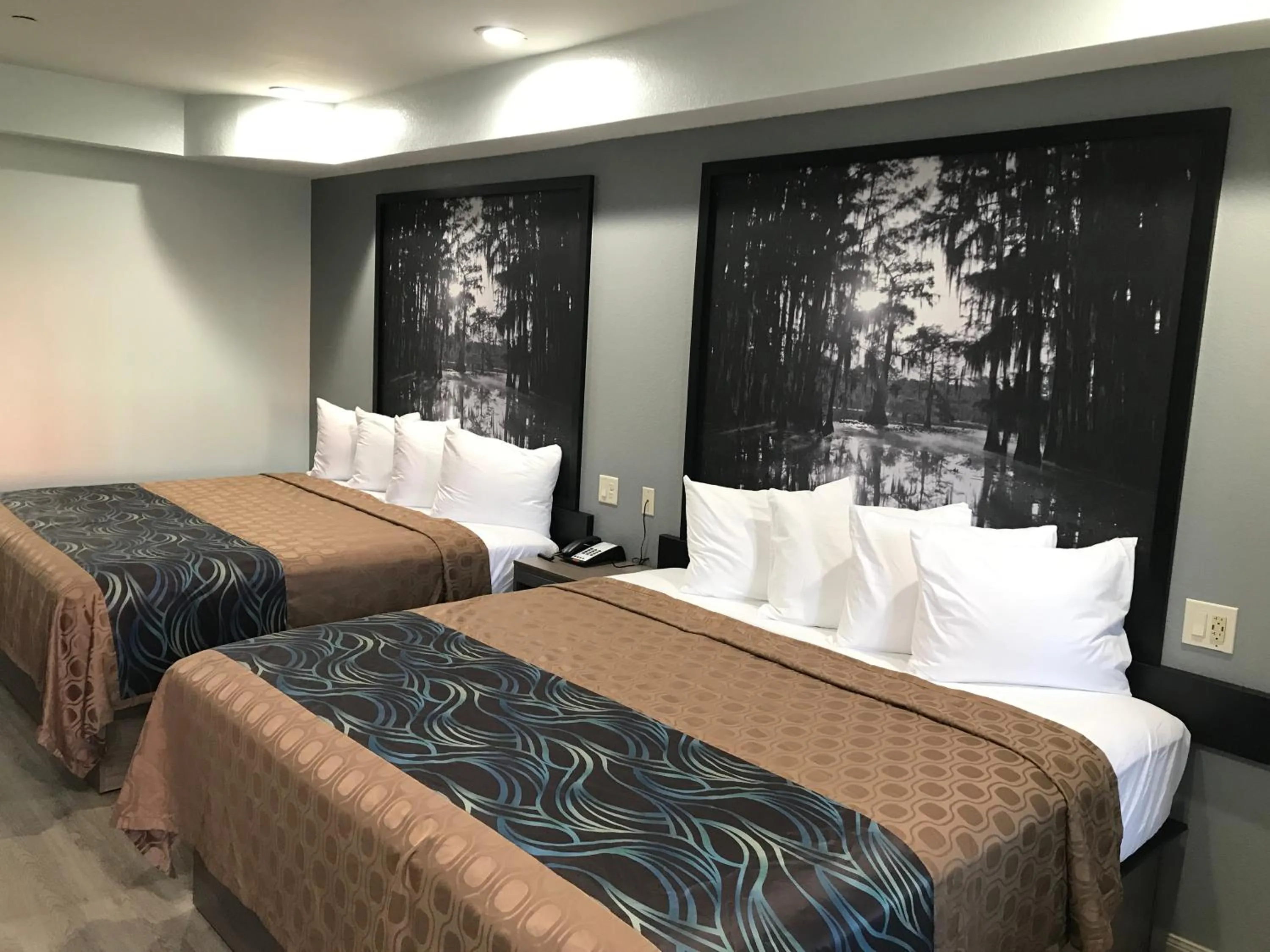 Bedroom, Bed in Super 8 by Wyndham Humble Houston Fallcreek