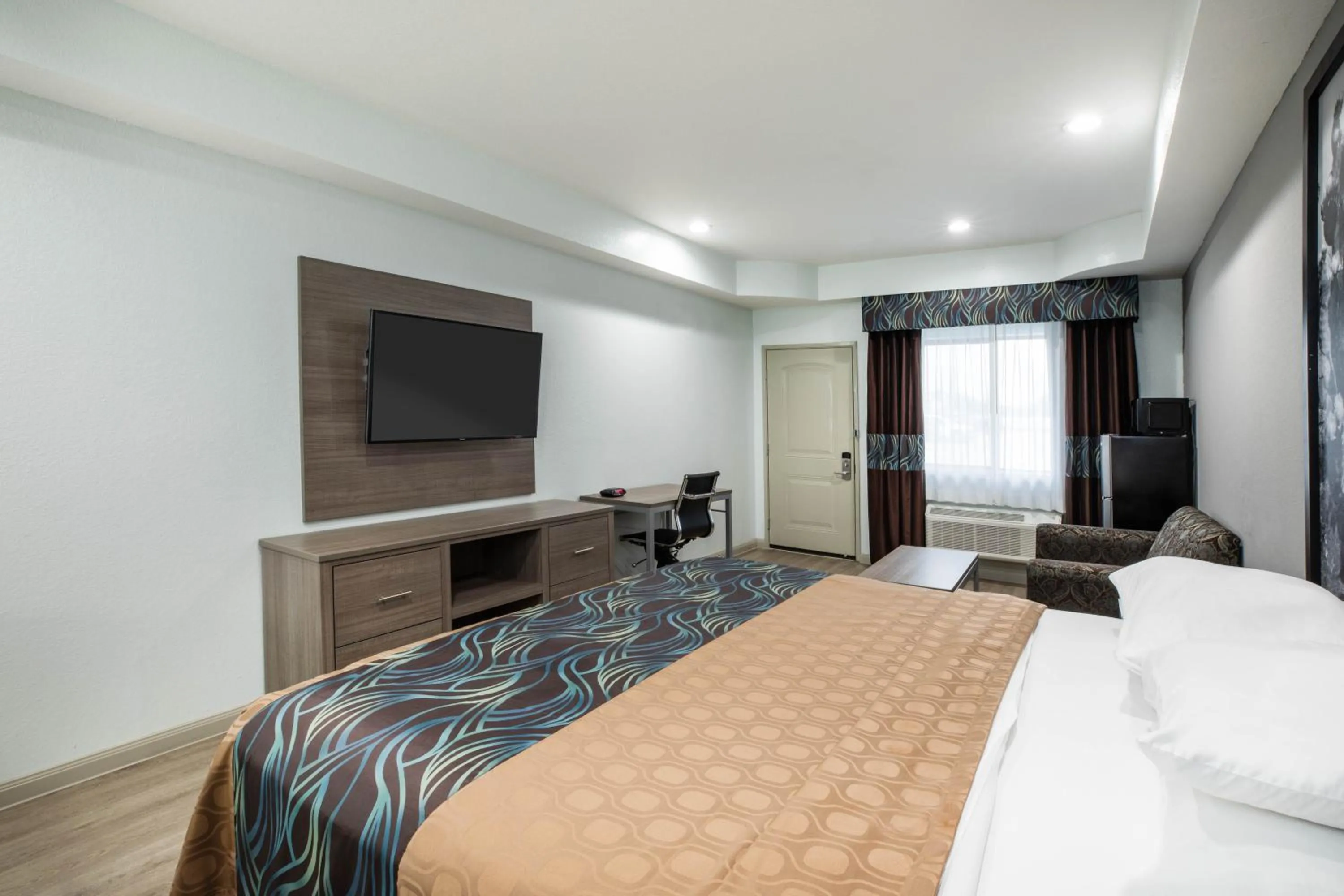 Communal lounge/ TV room, Bed in Super 8 by Wyndham Humble Houston Fallcreek