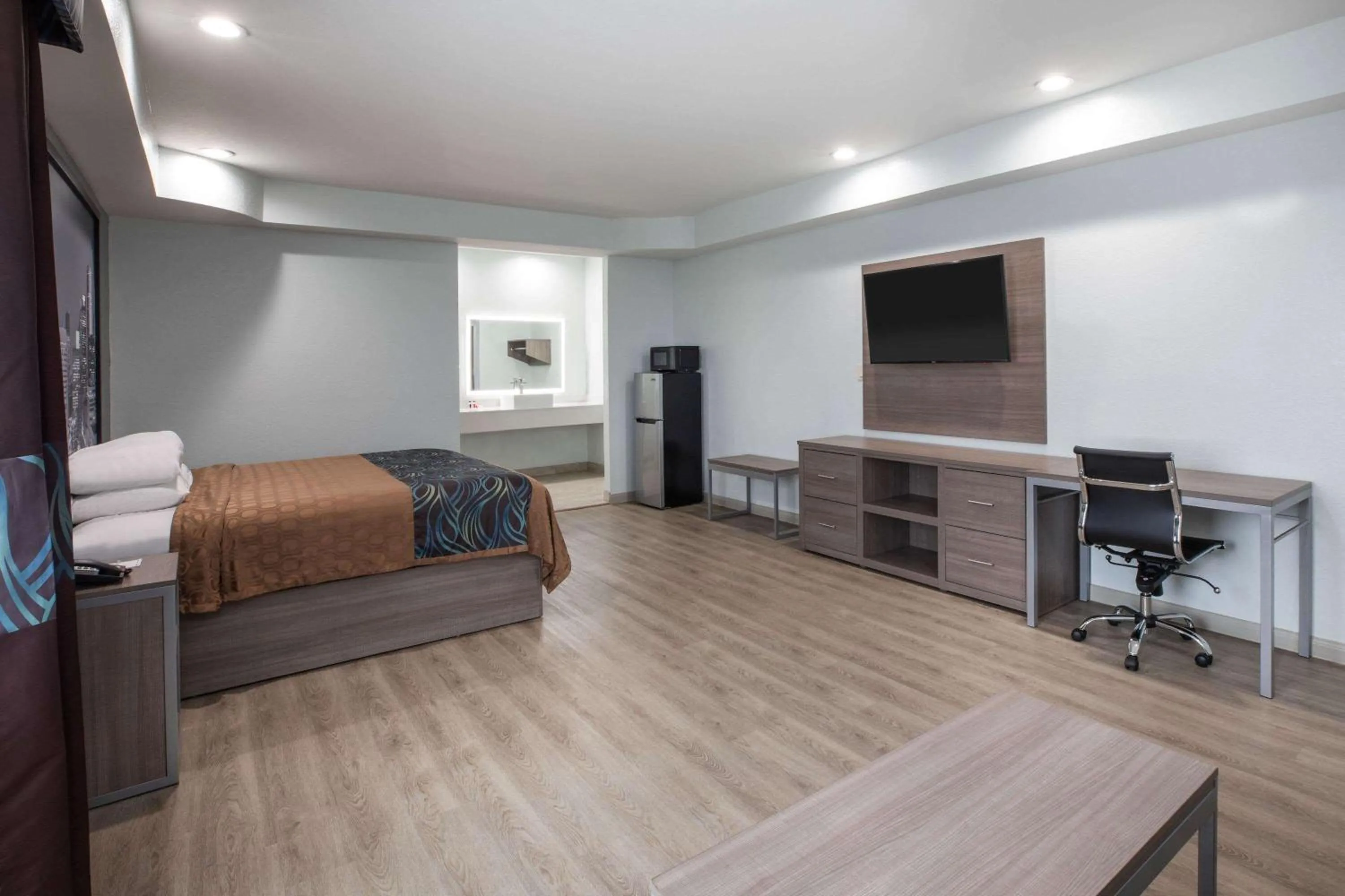 Photo of the whole room, Bed in Super 8 by Wyndham Humble Houston Fallcreek