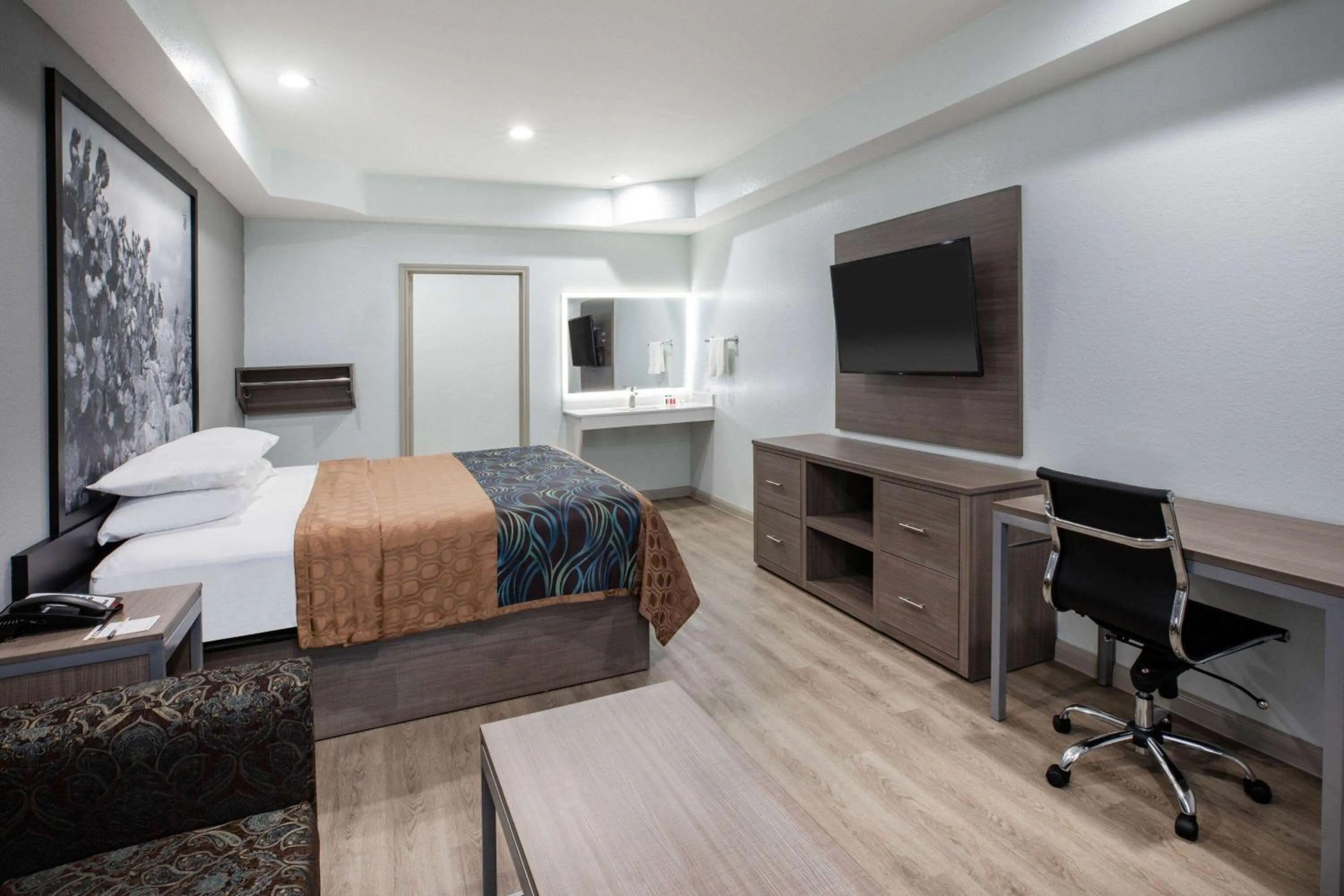 Photo of the whole room, Bed in Super 8 by Wyndham Humble Houston Fallcreek