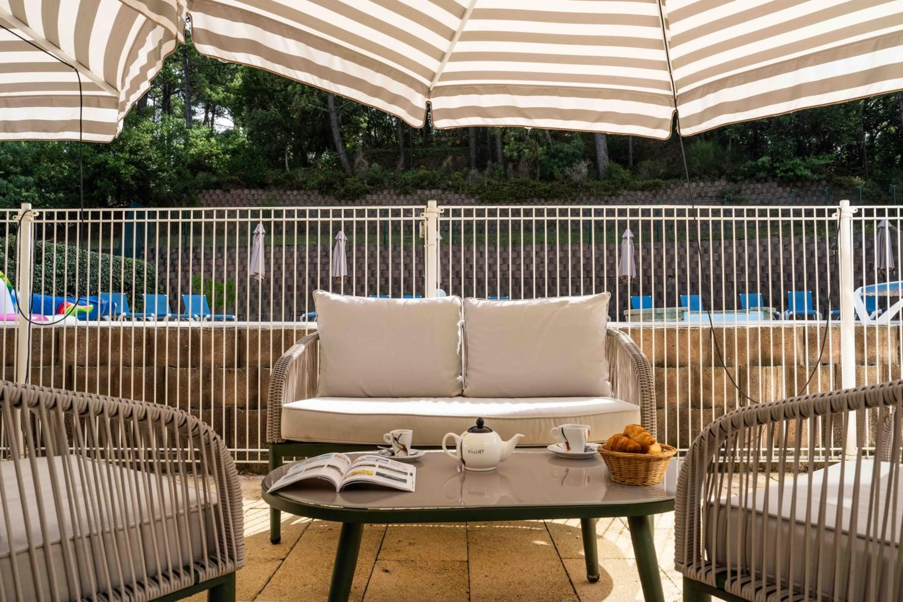 Patio in Hotel Logis Lacotel
