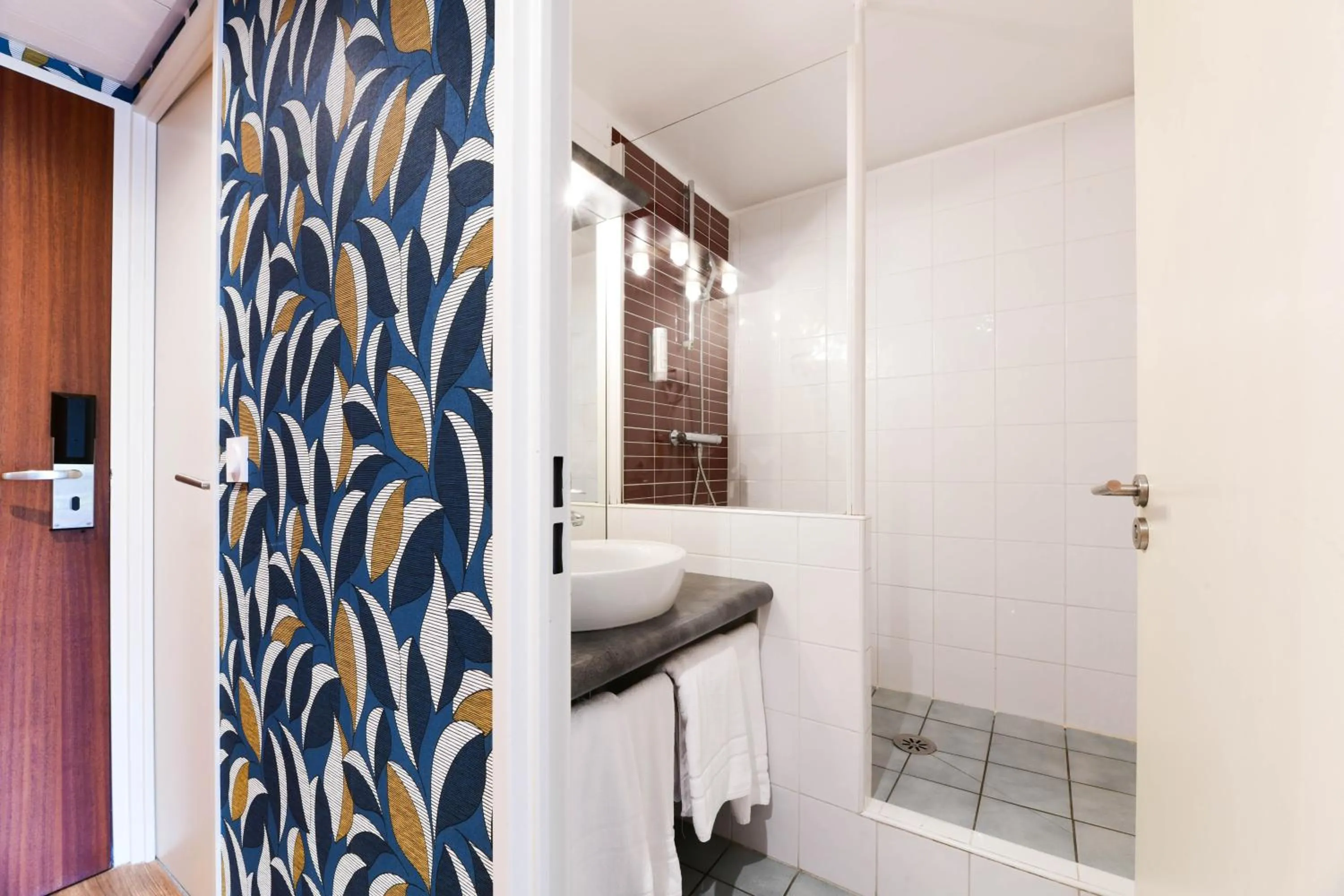 Shower in Hotel Logis Lacotel