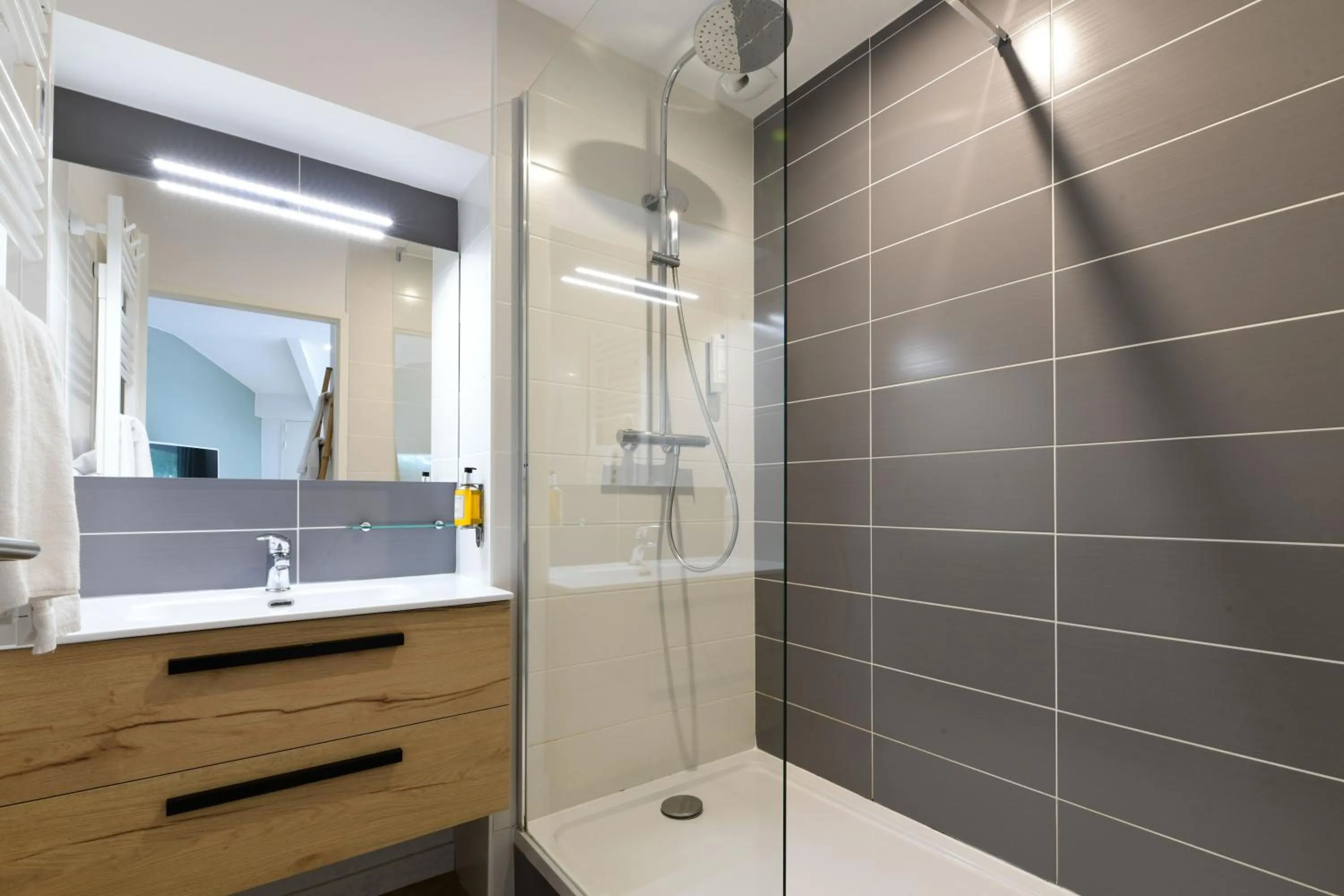 Shower in Hotel Logis Lacotel