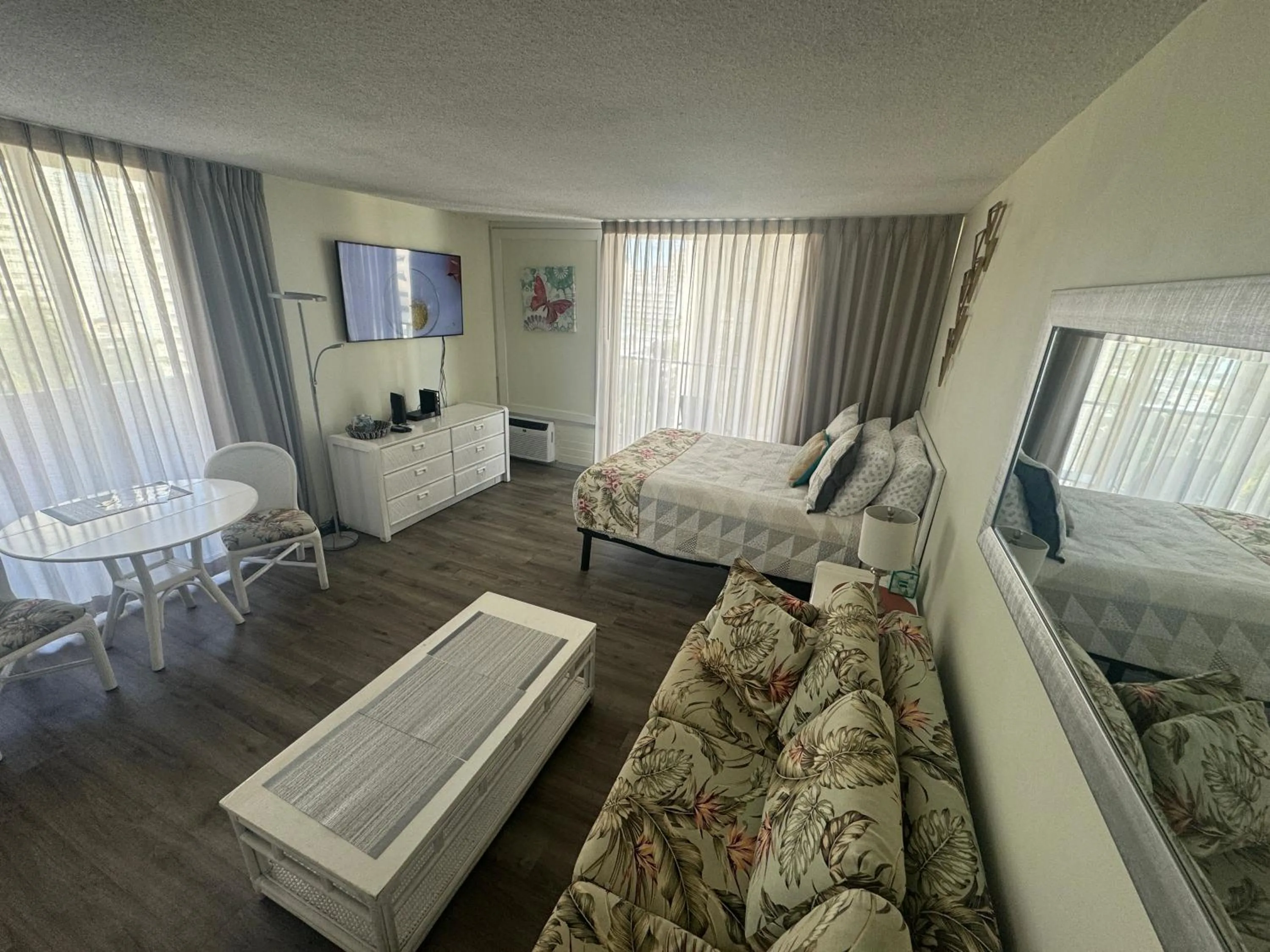 Tropical Studios at Marine Surf Waikiki - FREE PARKING - BEST LOCATION - FULL KITCHEN - SWIMMING POOL