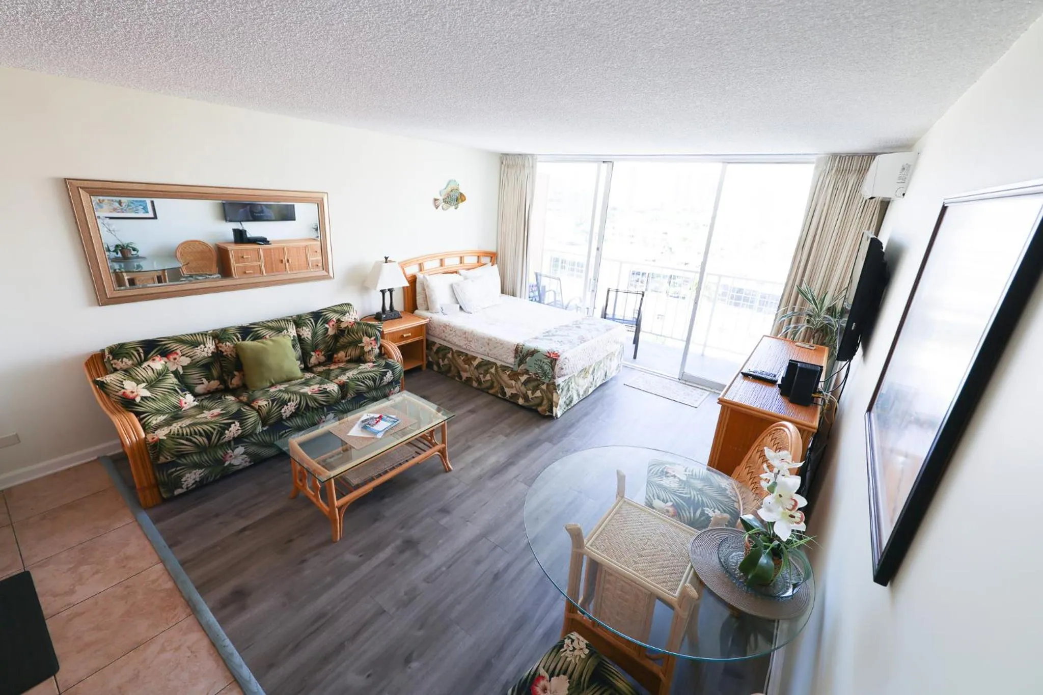 Tropical Studios at Marine Surf Waikiki - FREE PARKING - BEST LOCATION - FULL KITCHEN - SWIMMING POOL