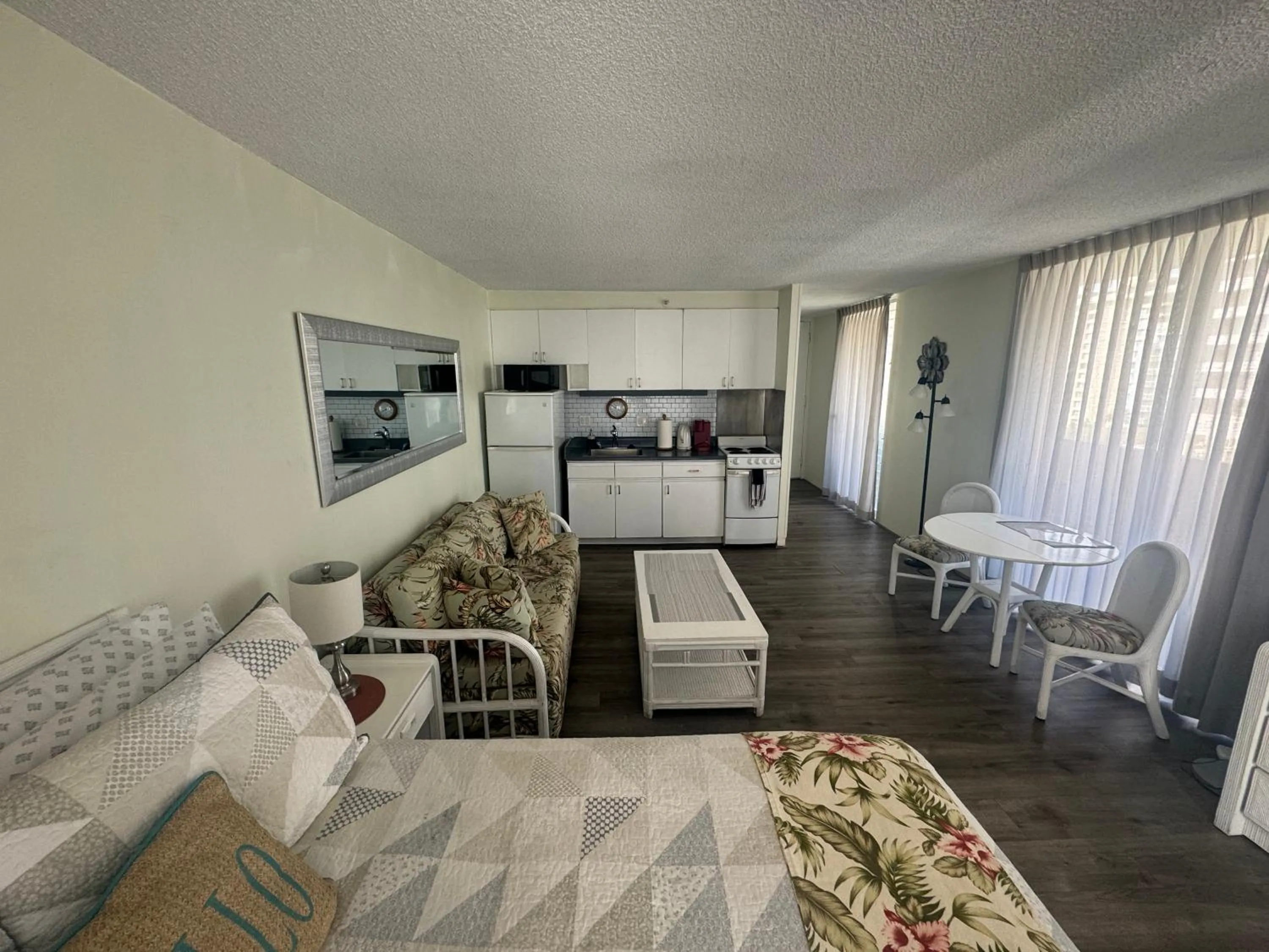 Tropical Studios at Marine Surf Waikiki - FREE PARKING - BEST LOCATION - FULL KITCHEN - SWIMMING POOL