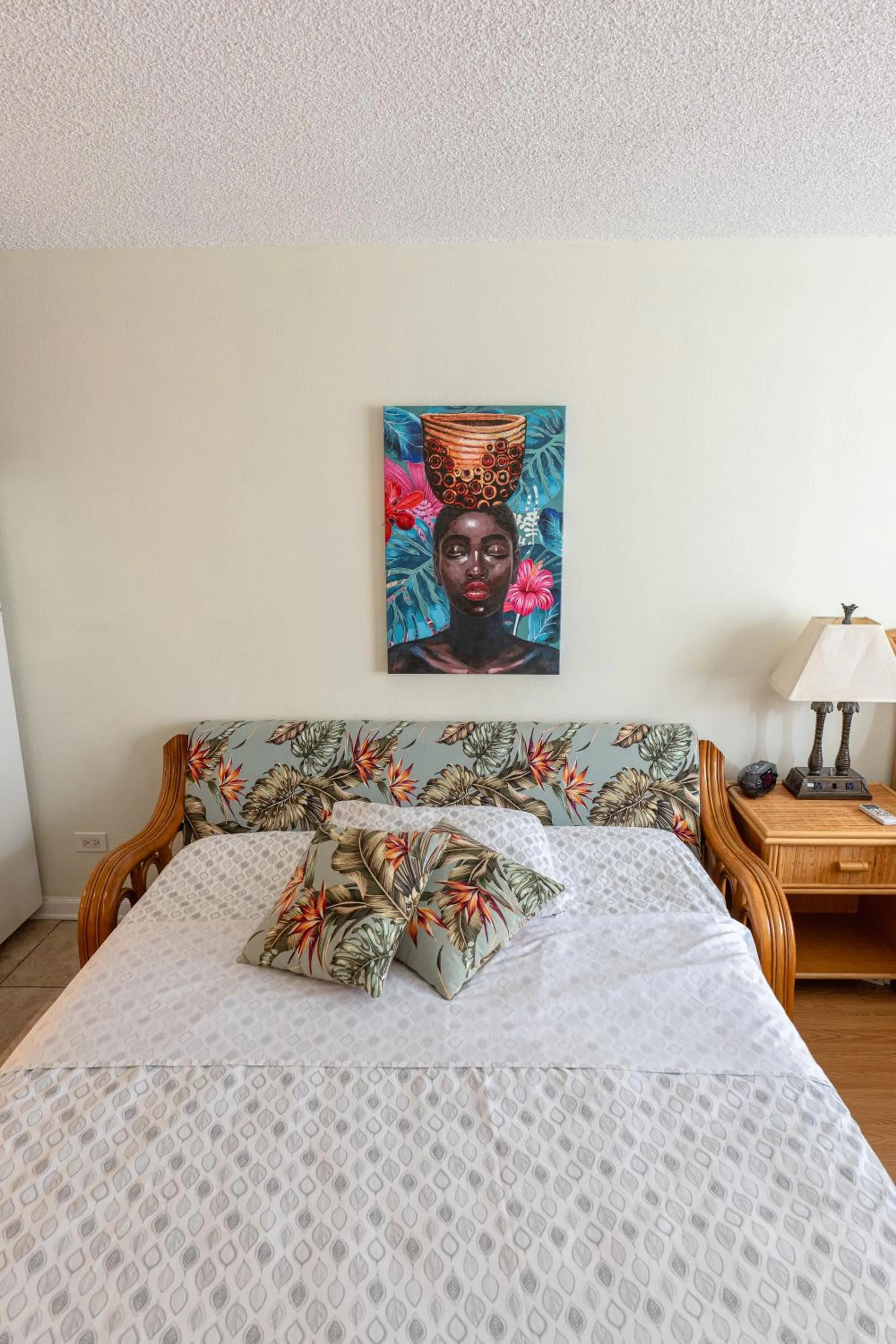 Tropical Studios at Marine Surf Waikiki - FREE PARKING - BEST LOCATION - FULL KITCHEN - SWIMMING POOL