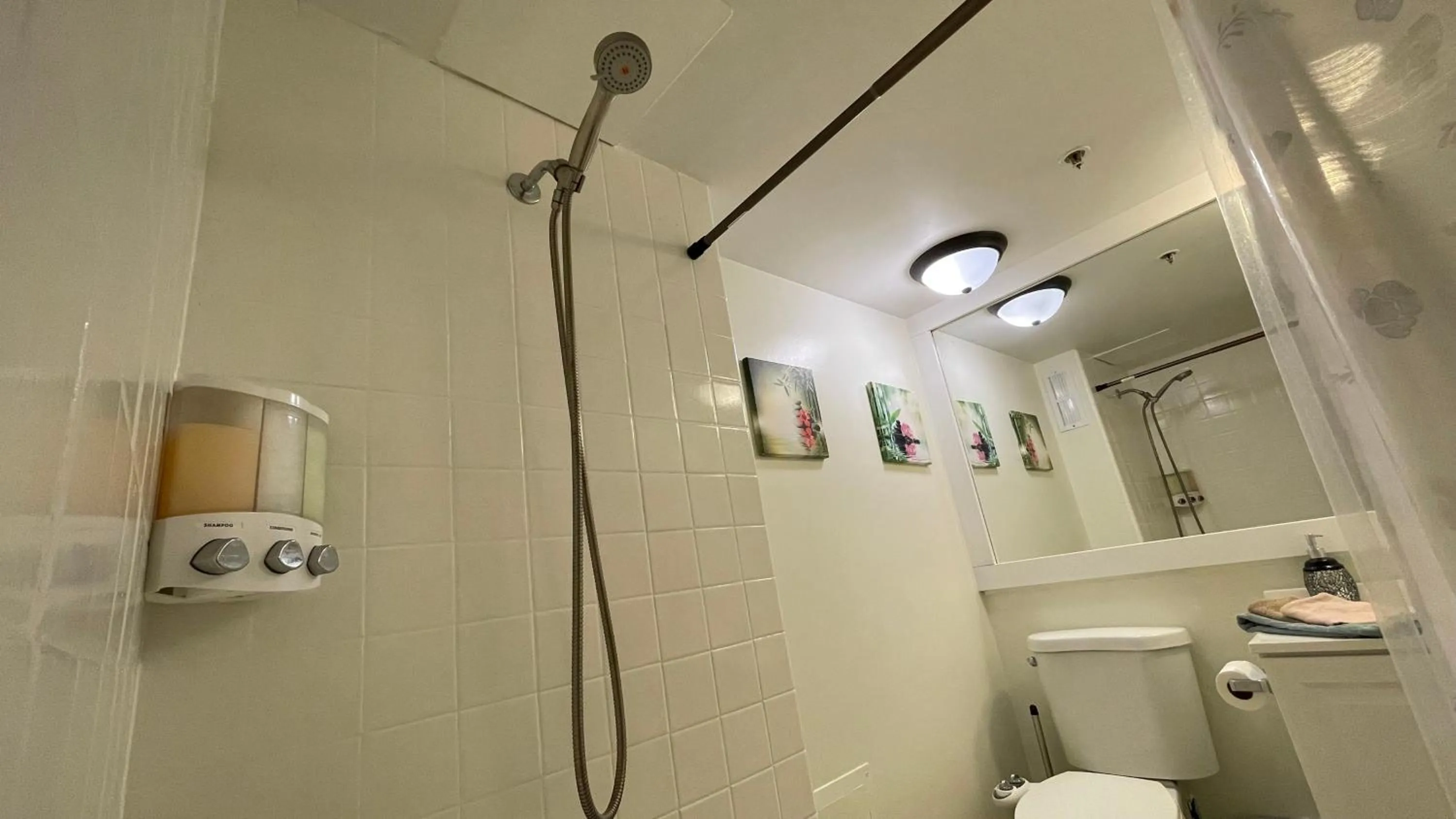 Tropical Studios at Marine Surf Waikiki - FREE PARKING - BEST LOCATION - FULL KITCHEN - SWIMMING POOL