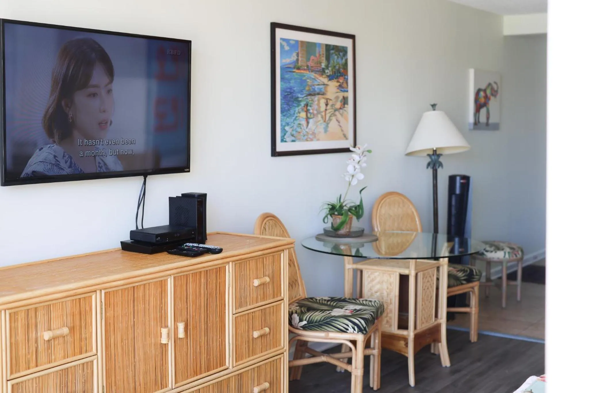 Tropical Studios at Marine Surf Waikiki - FREE PARKING - BEST LOCATION - FULL KITCHEN - SWIMMING POOL