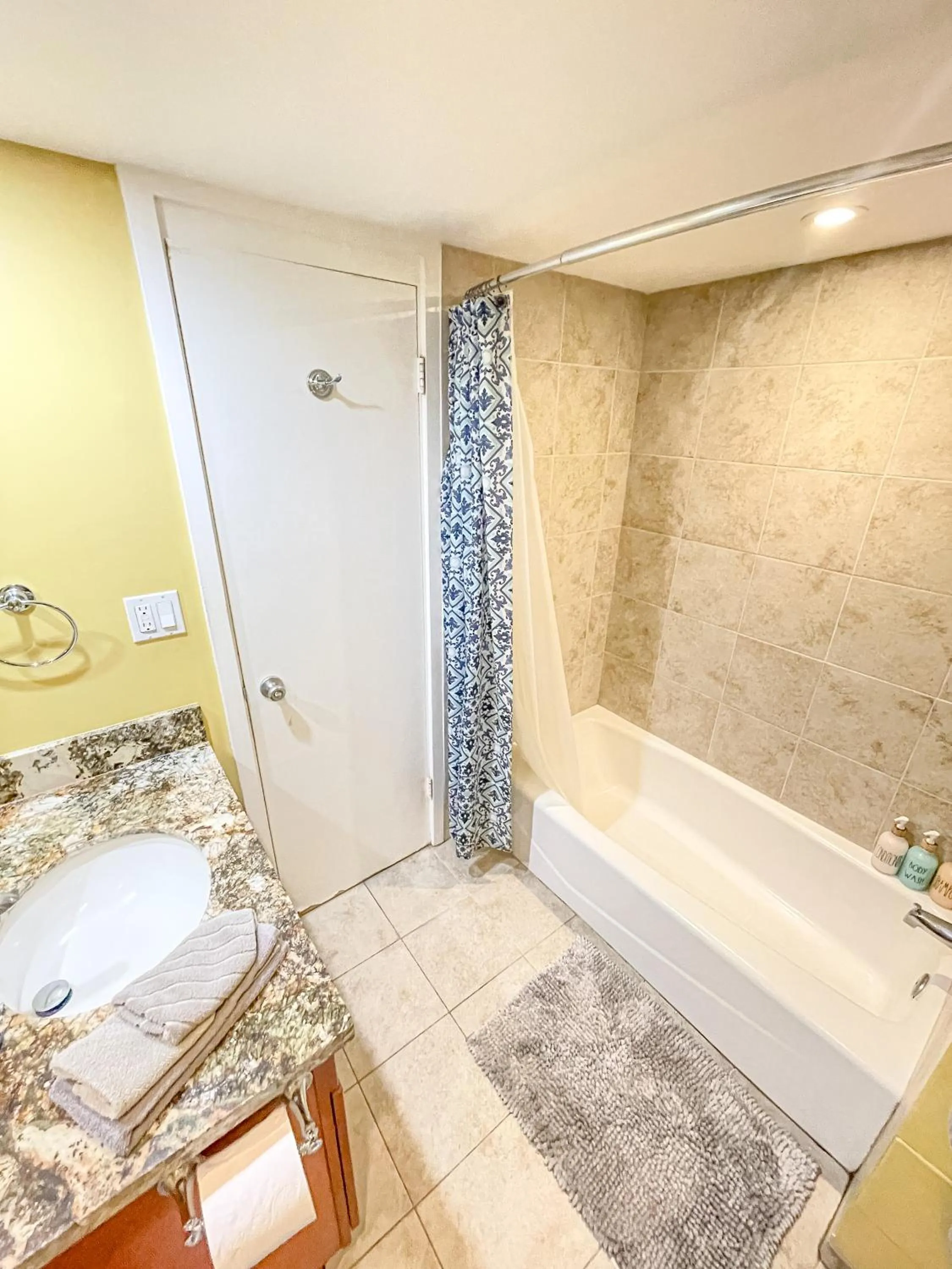 Tropical Studios at Marine Surf Waikiki - FREE PARKING - BEST LOCATION - FULL KITCHEN - SWIMMING POOL