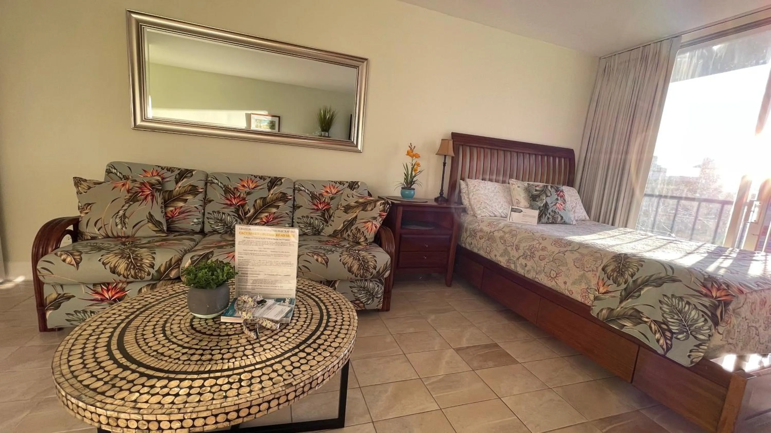 Tropical Studios at Marine Surf Waikiki - FREE PARKING - BEST LOCATION - FULL KITCHEN - SWIMMING POOL