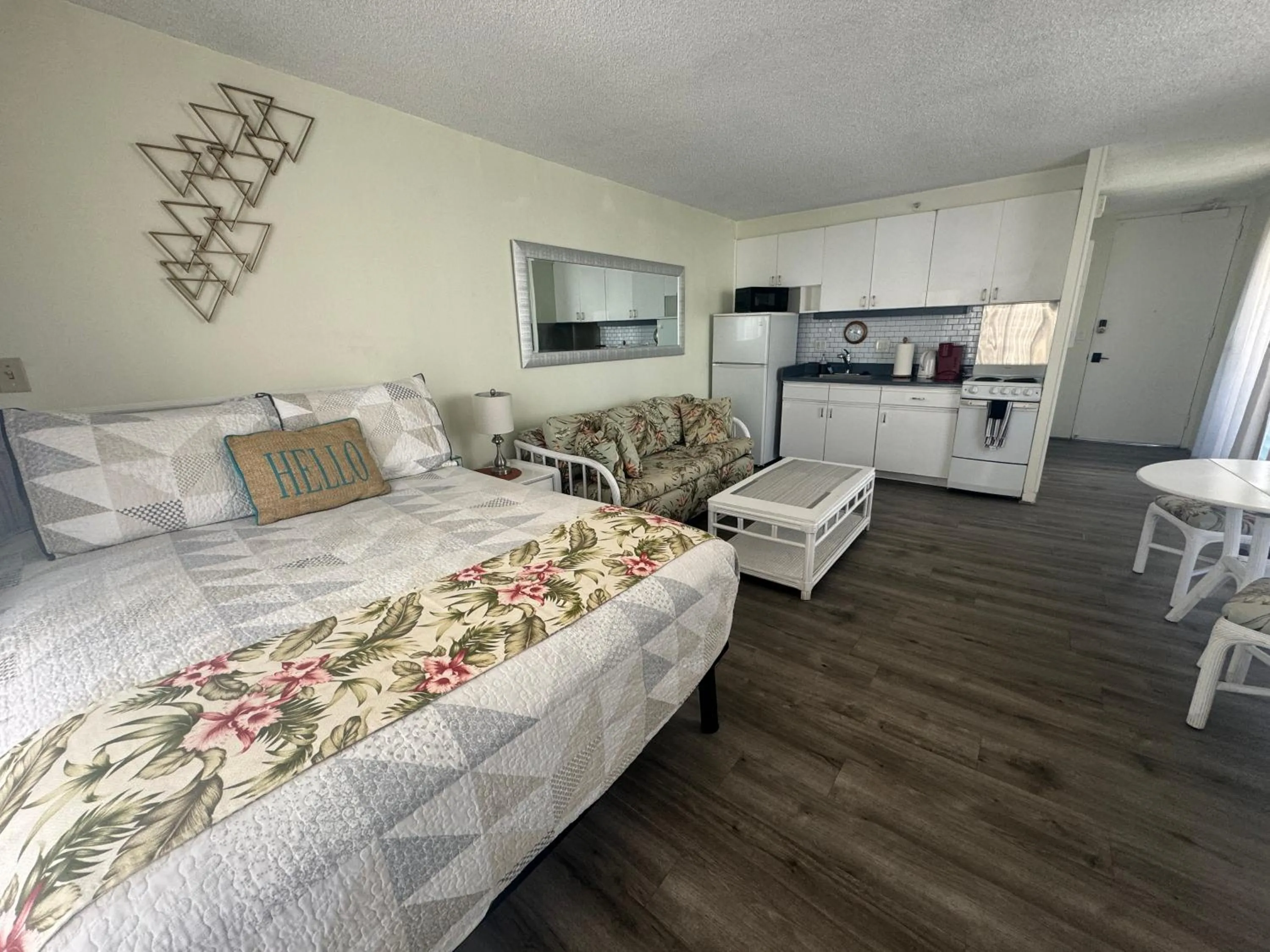 Tropical Studios at Marine Surf Waikiki - FREE PARKING - BEST LOCATION - FULL KITCHEN - SWIMMING POOL