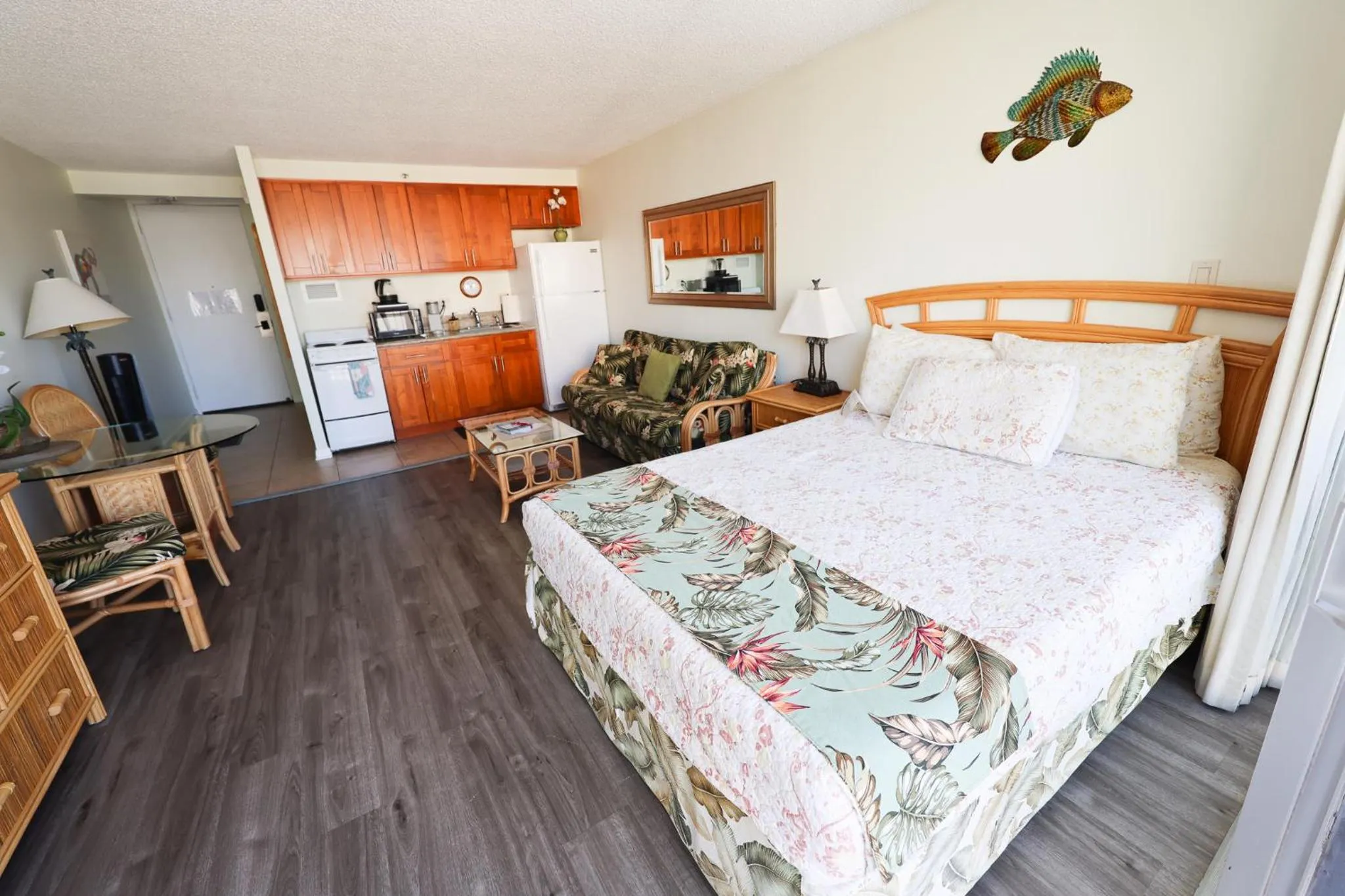 Tropical Studios at Marine Surf Waikiki - FREE PARKING - BEST LOCATION - FULL KITCHEN - SWIMMING POOL