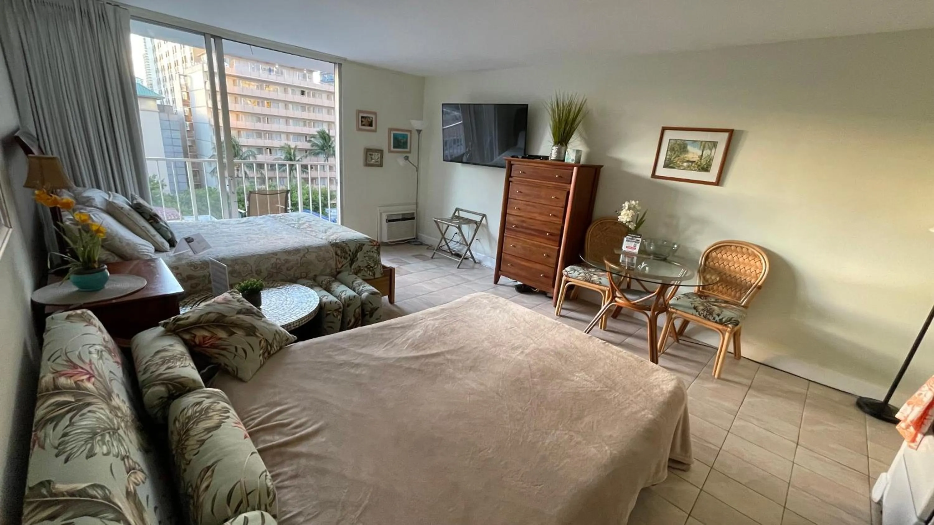 Tropical Studios at Marine Surf Waikiki - FREE PARKING - BEST LOCATION - FULL KITCHEN - SWIMMING POOL