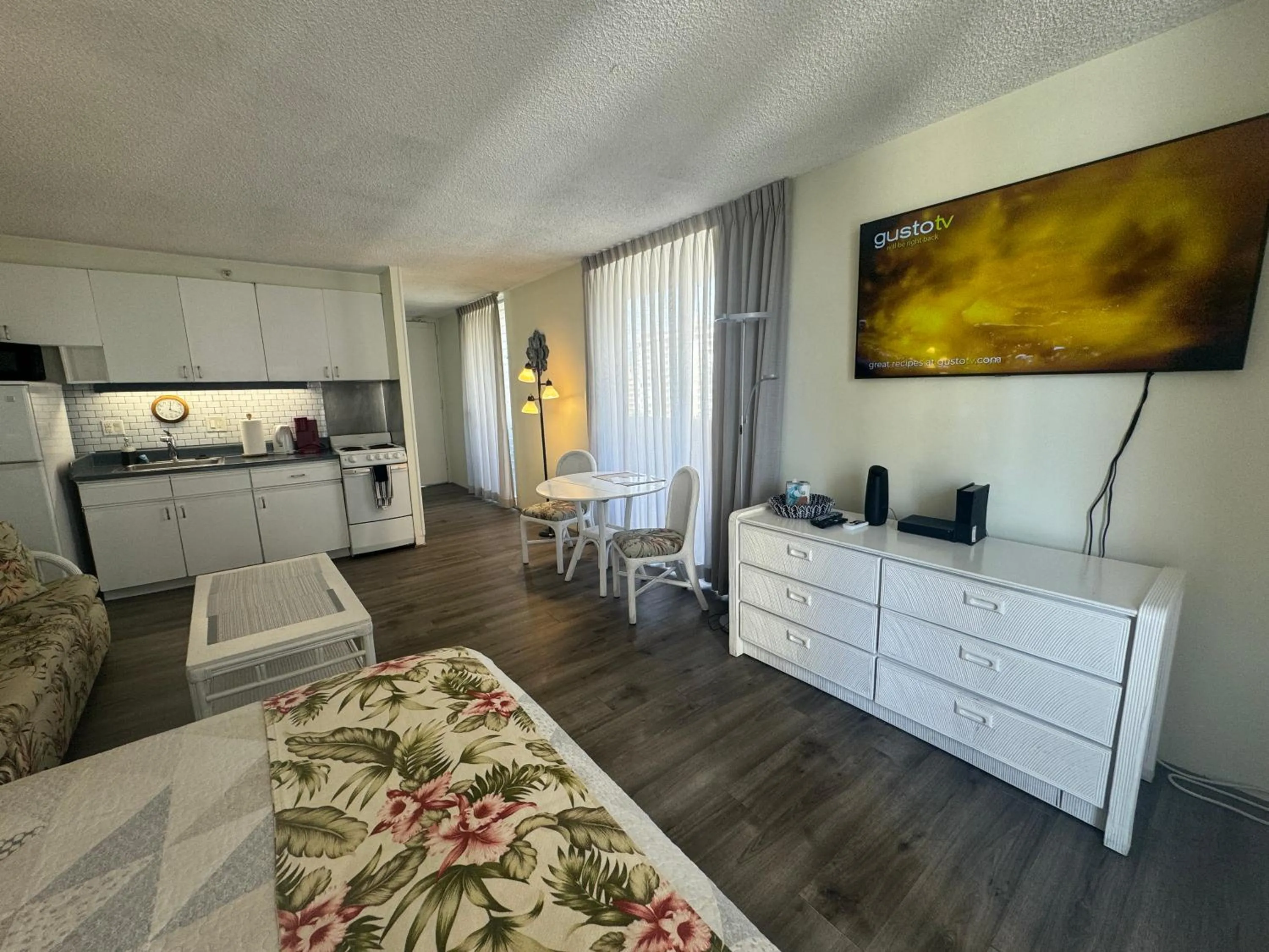 Tropical Studios at Marine Surf Waikiki - FREE PARKING - BEST LOCATION - FULL KITCHEN - SWIMMING POOL