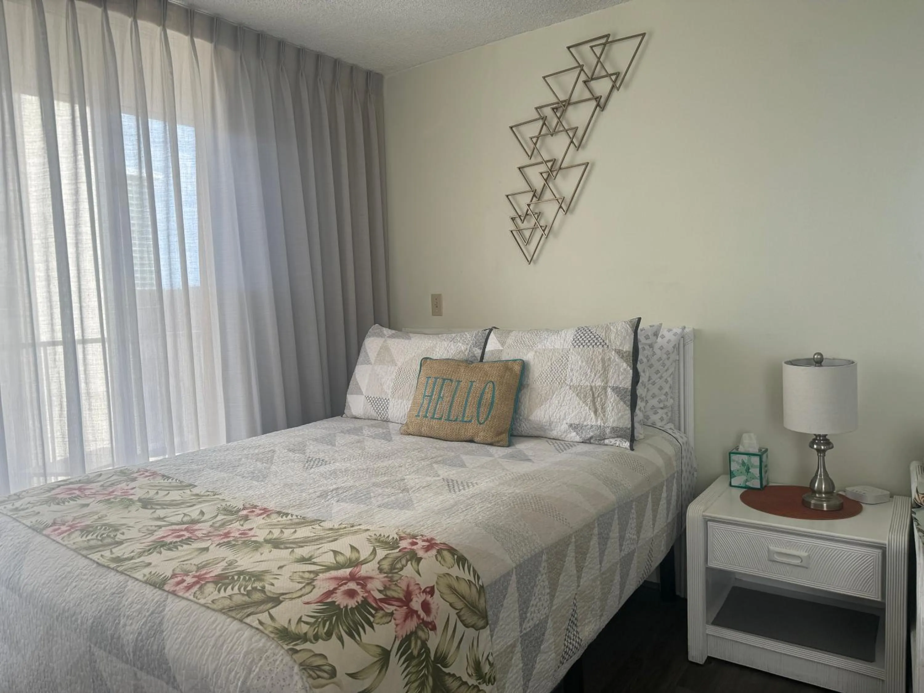 Tropical Studios at Marine Surf Waikiki - FREE PARKING - BEST LOCATION - FULL KITCHEN - SWIMMING POOL