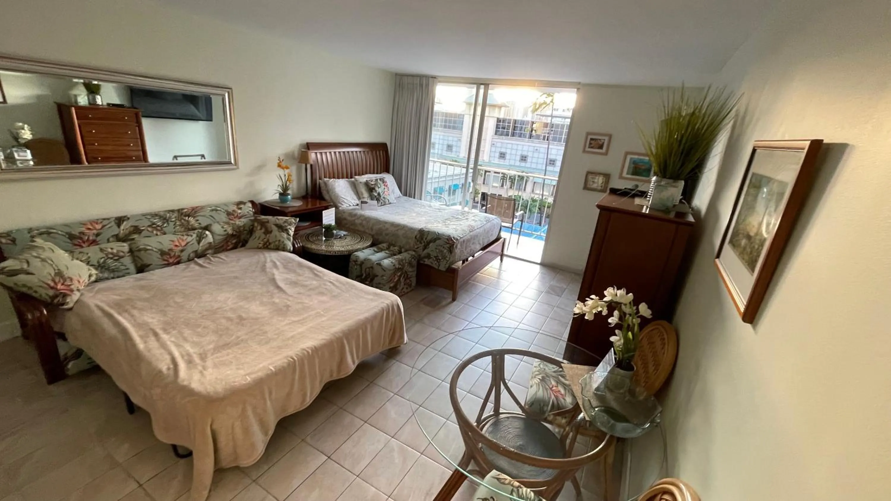 Tropical Studios at Marine Surf Waikiki - FREE PARKING - BEST LOCATION - FULL KITCHEN - SWIMMING POOL