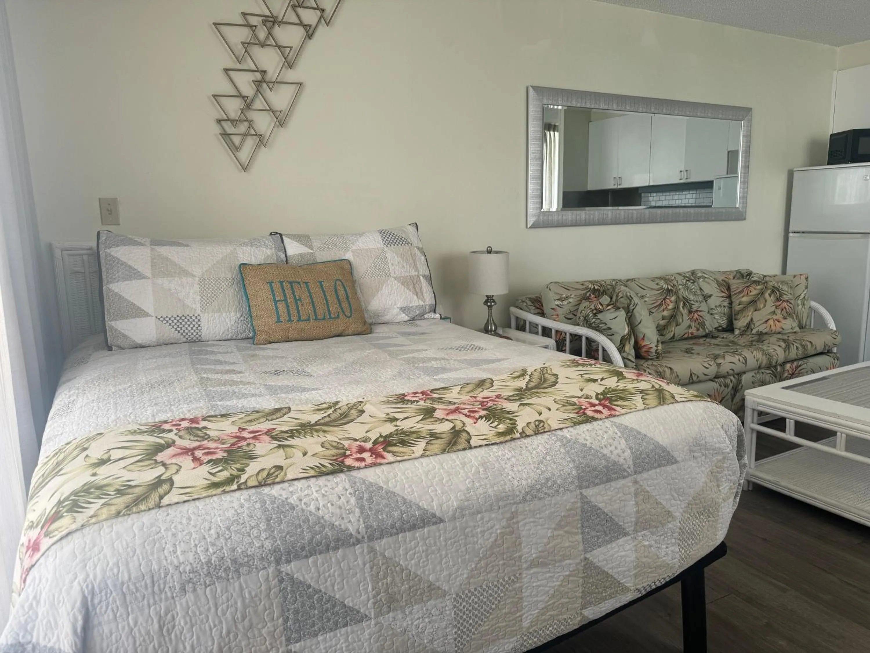 Tropical Studios at Marine Surf Waikiki - FREE PARKING - BEST LOCATION - FULL KITCHEN - SWIMMING POOL
