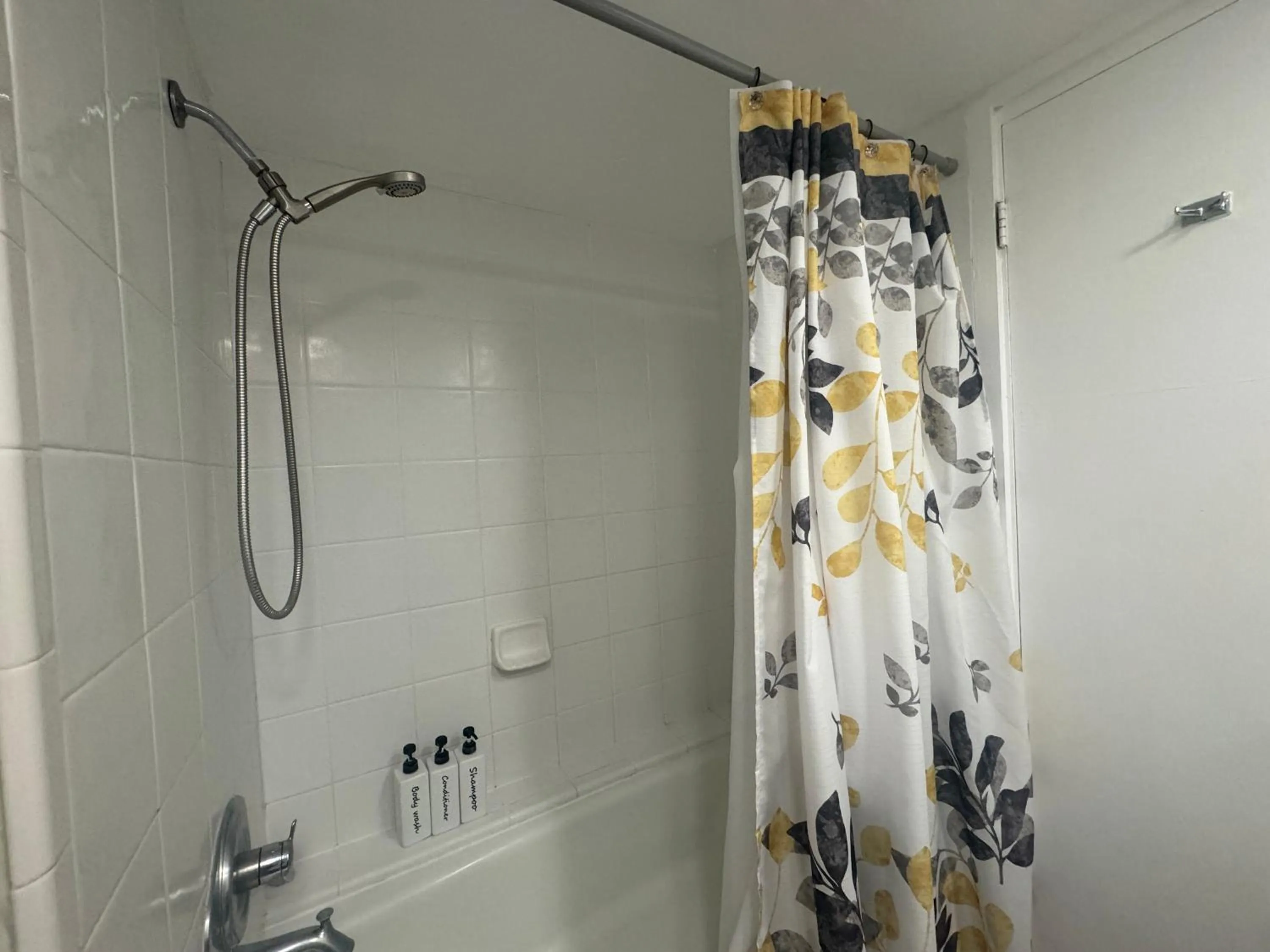 Tropical Studios at Marine Surf Waikiki - FREE PARKING - BEST LOCATION - FULL KITCHEN - SWIMMING POOL