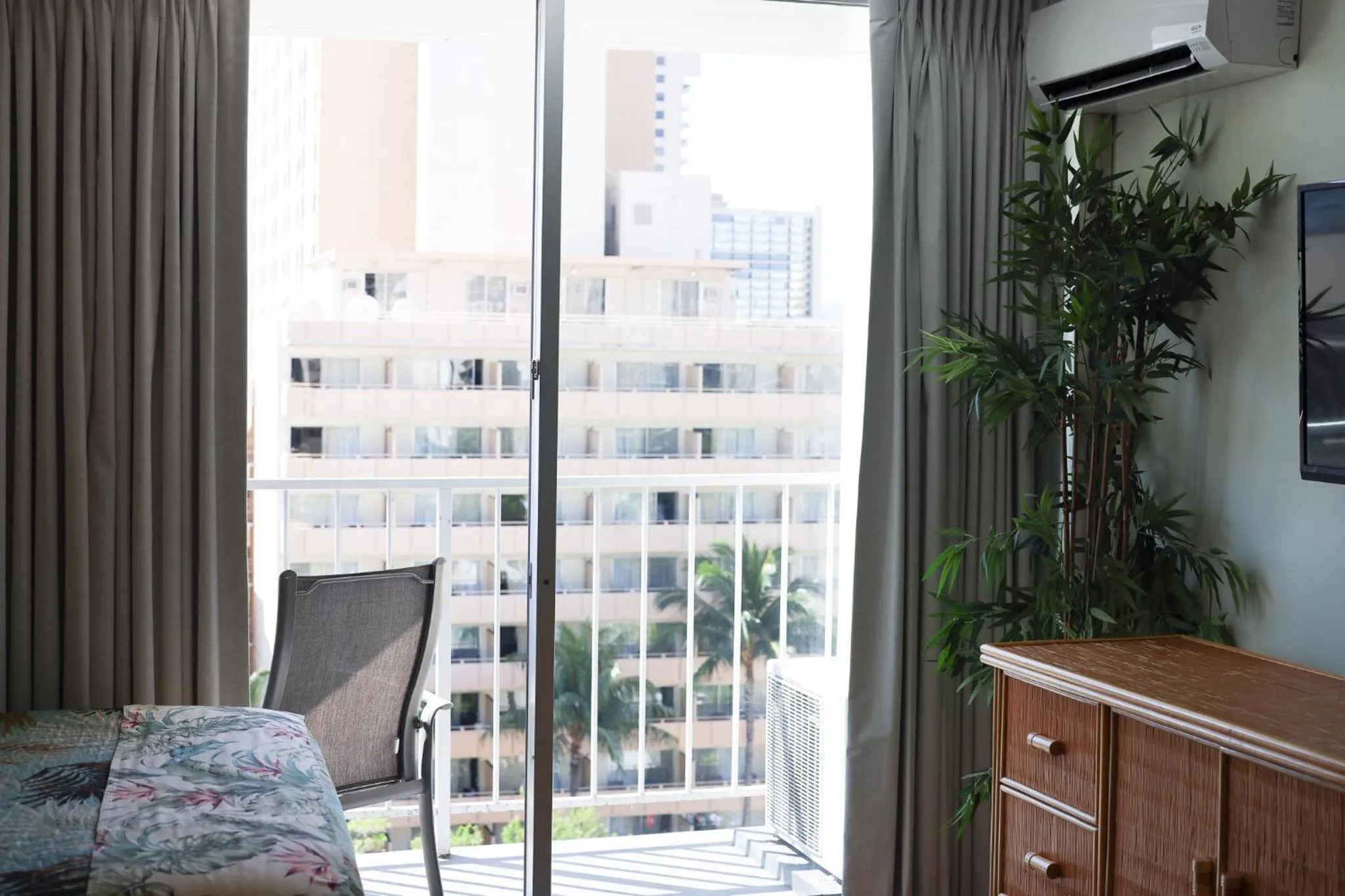 Tropical Studios at Marine Surf Waikiki - FREE PARKING - BEST LOCATION - FULL KITCHEN - SWIMMING POOL