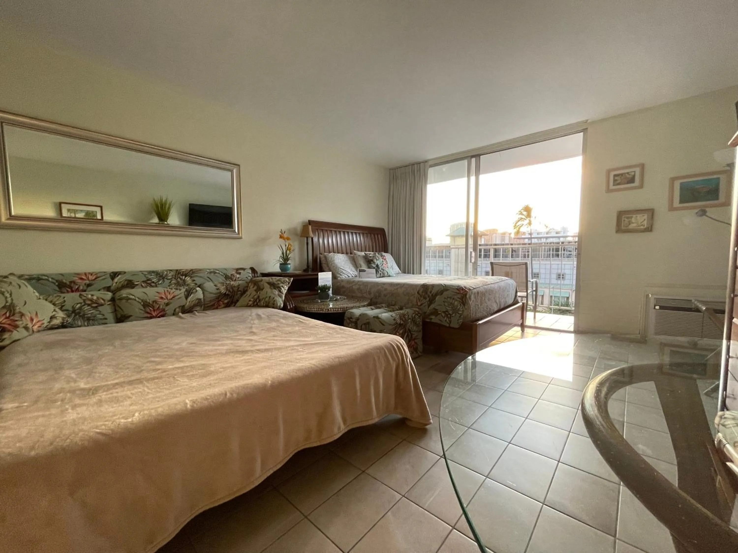 Tropical Studios at Marine Surf Waikiki - FREE PARKING - BEST LOCATION - FULL KITCHEN - SWIMMING POOL